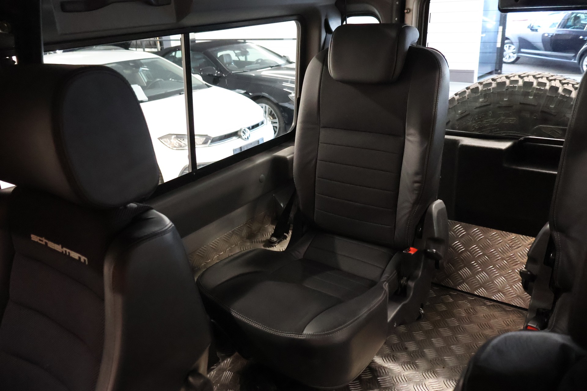 LAND ROVER Defender 90 2.4 Td4 RAW Station Wagon-image-16