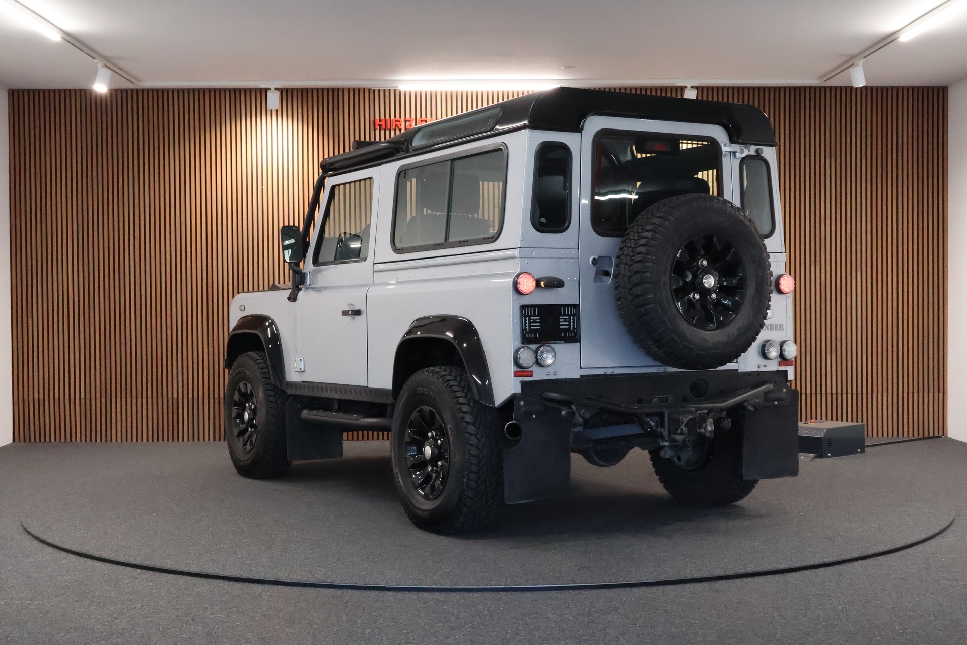 LAND ROVER Defender 90 2.4 Td4 RAW Station Wagon-image-2