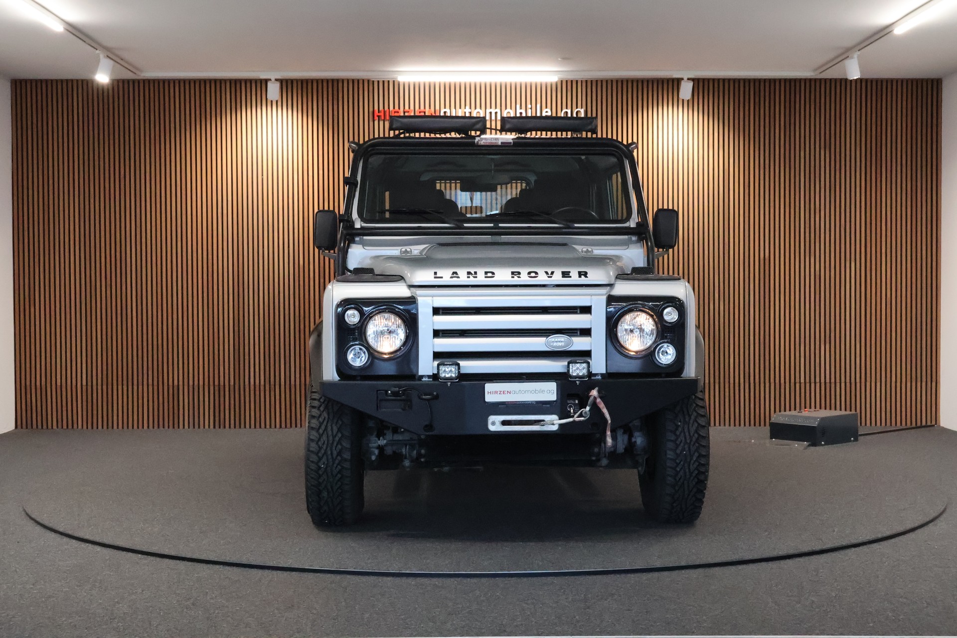 LAND ROVER Defender 90 2.4 Td4 RAW Station Wagon-image-7