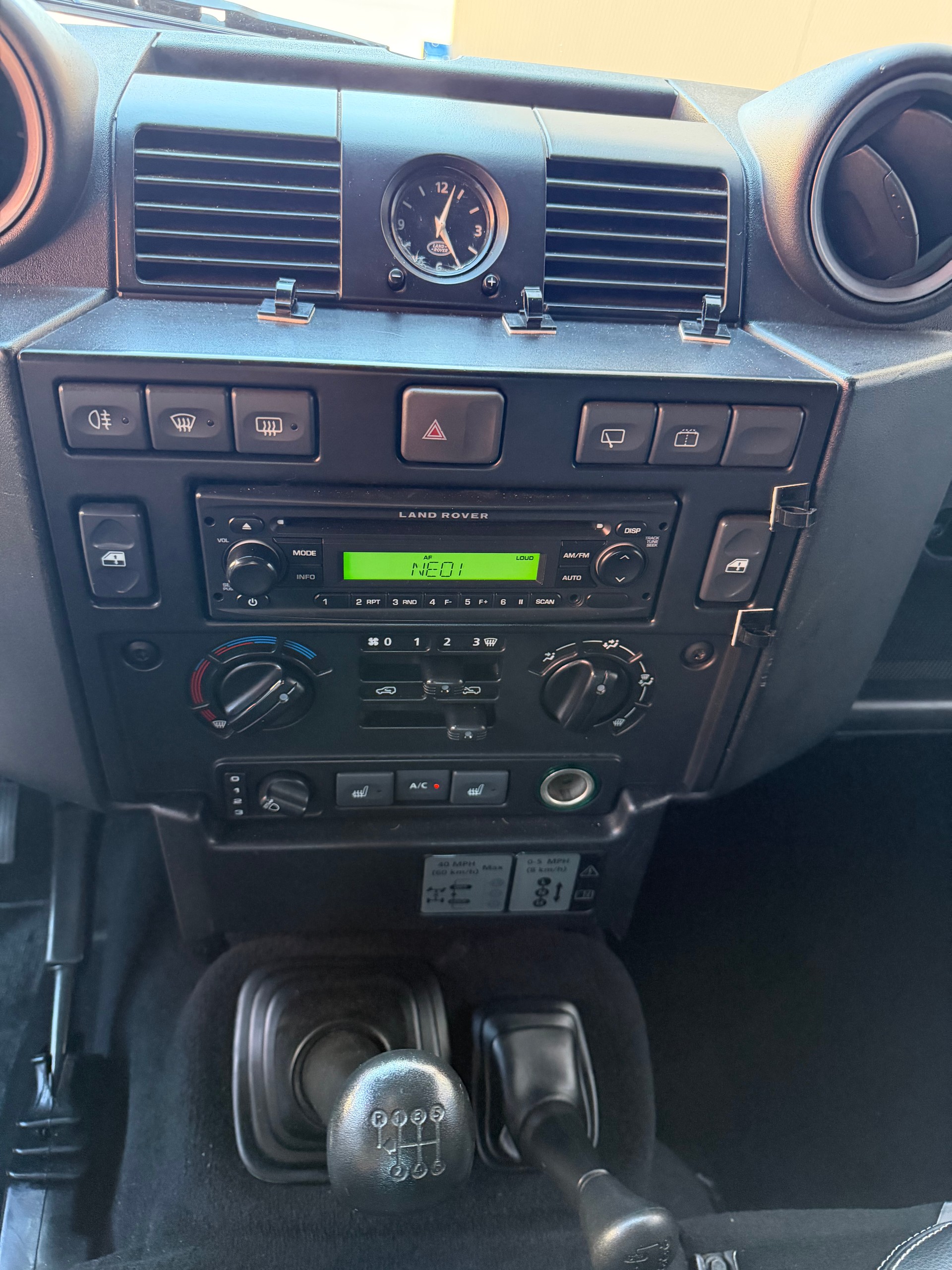 LAND ROVER Defender 90 TD4 *Autobiography*-image-10