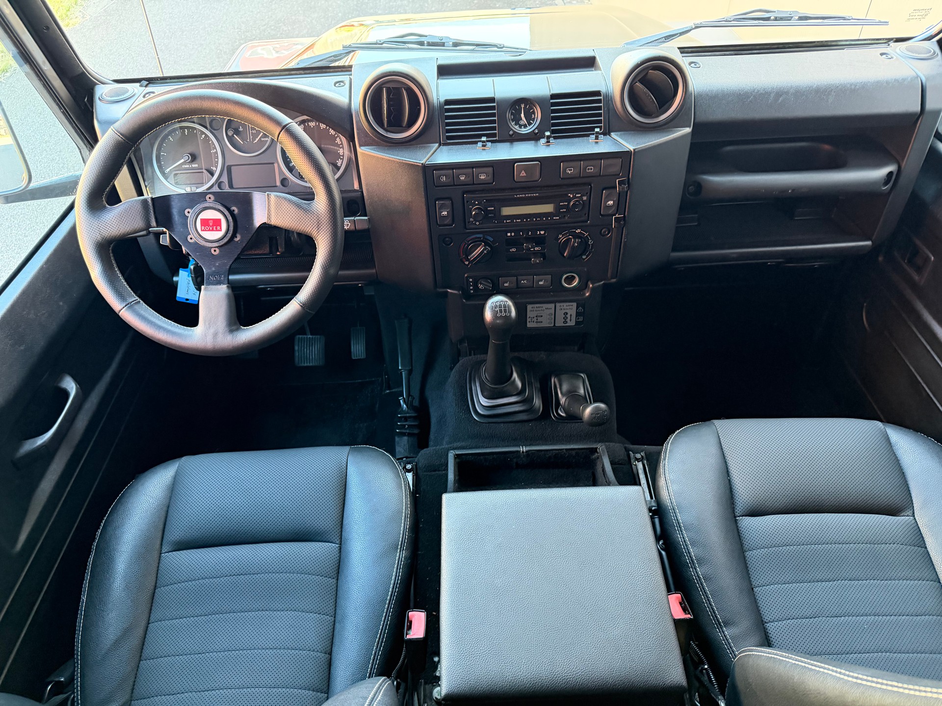 LAND ROVER Defender 90 TD4 *Autobiography*-image-8
