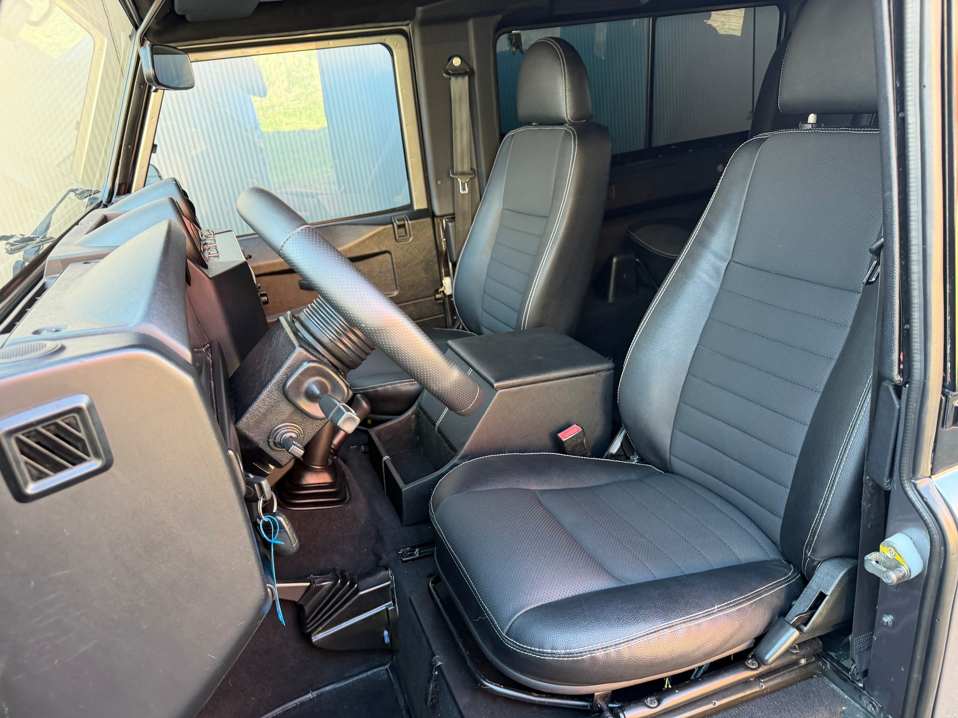 LAND ROVER Defender 90 TD4 *Autobiography*-image-6