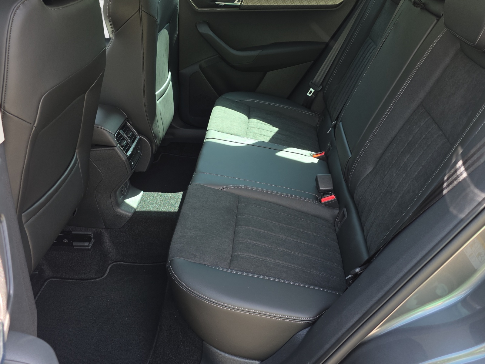 SKODA Karoq 2.0 TDI CR Dynamic 4x4 DSG-image-8