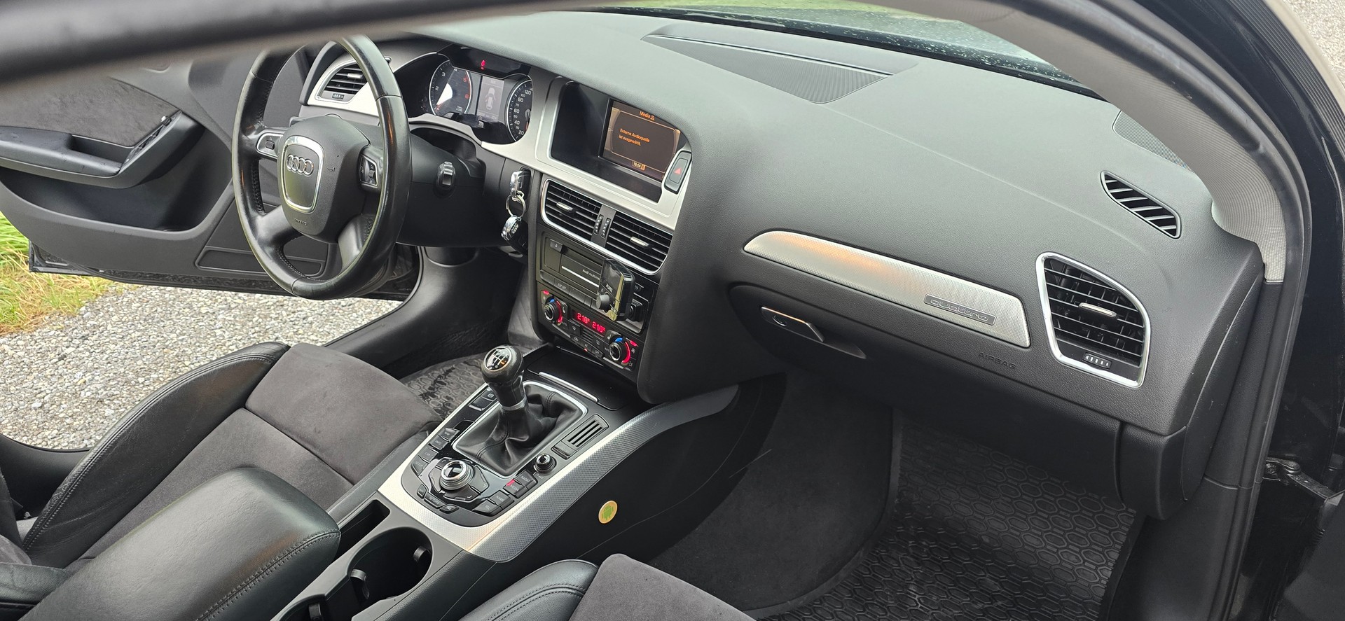 AUDI A4 Avant 2.0 TDI quattro-image-15