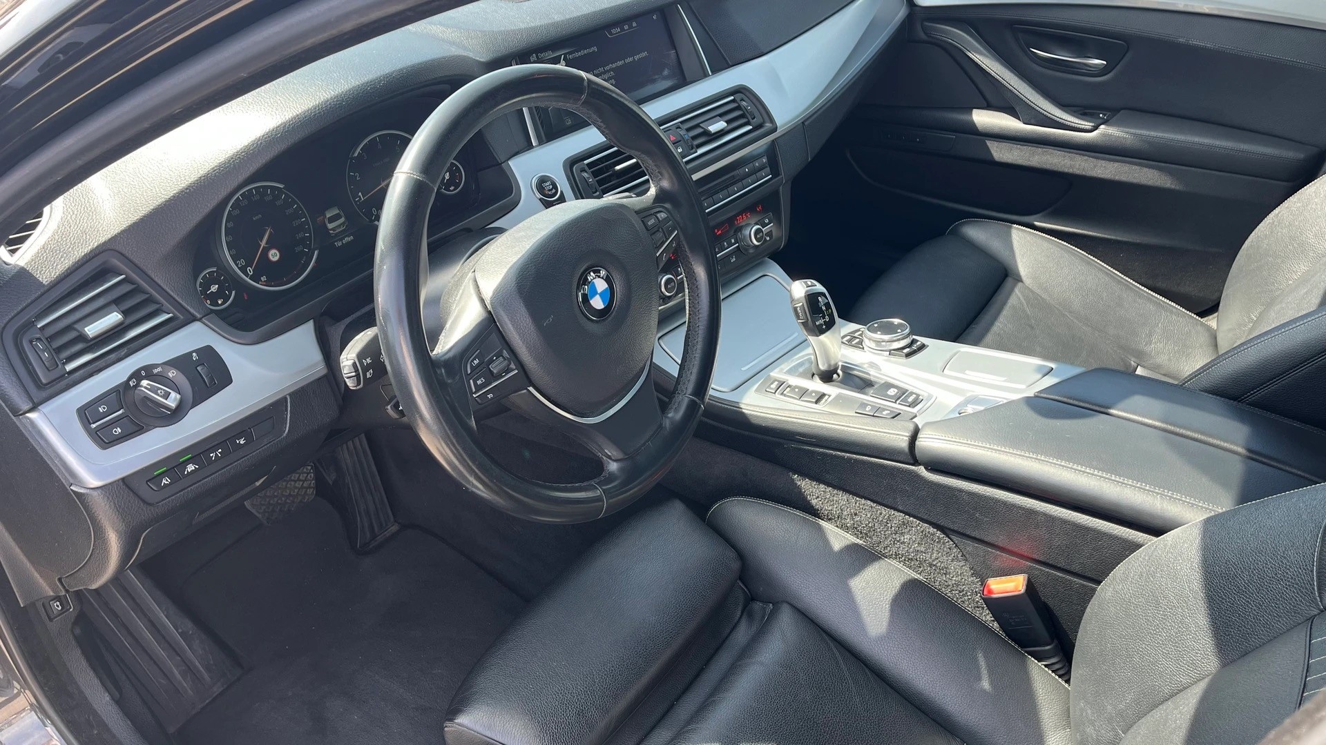 BMW 528i Luxury Line Steptronic-image-10