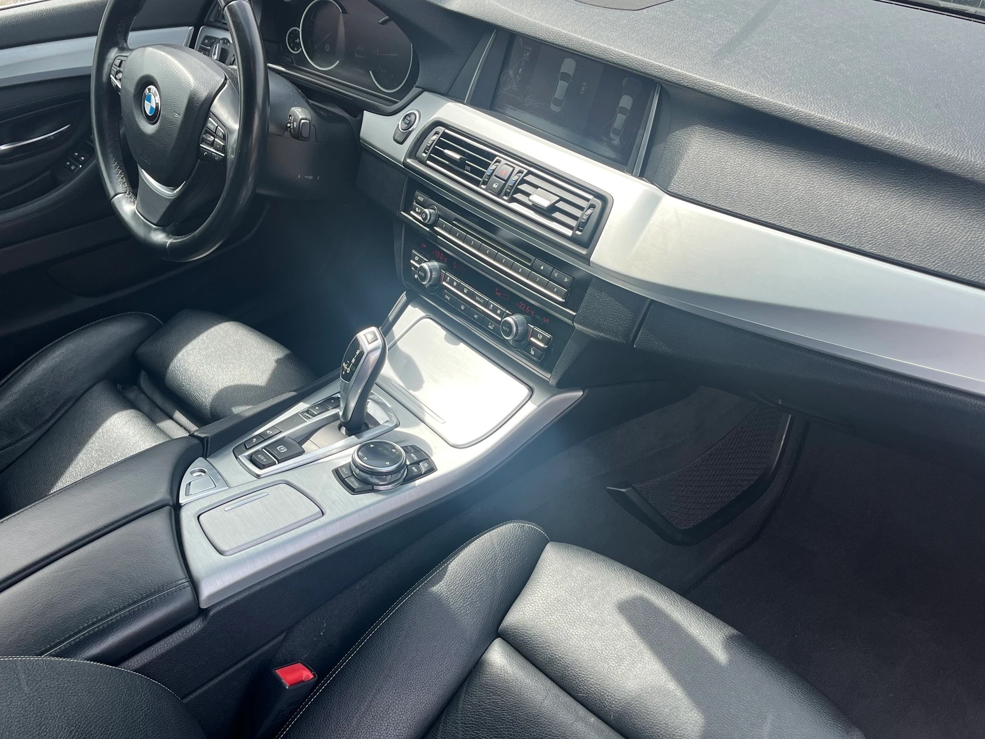 BMW 528i Luxury Line Steptronic-image-7