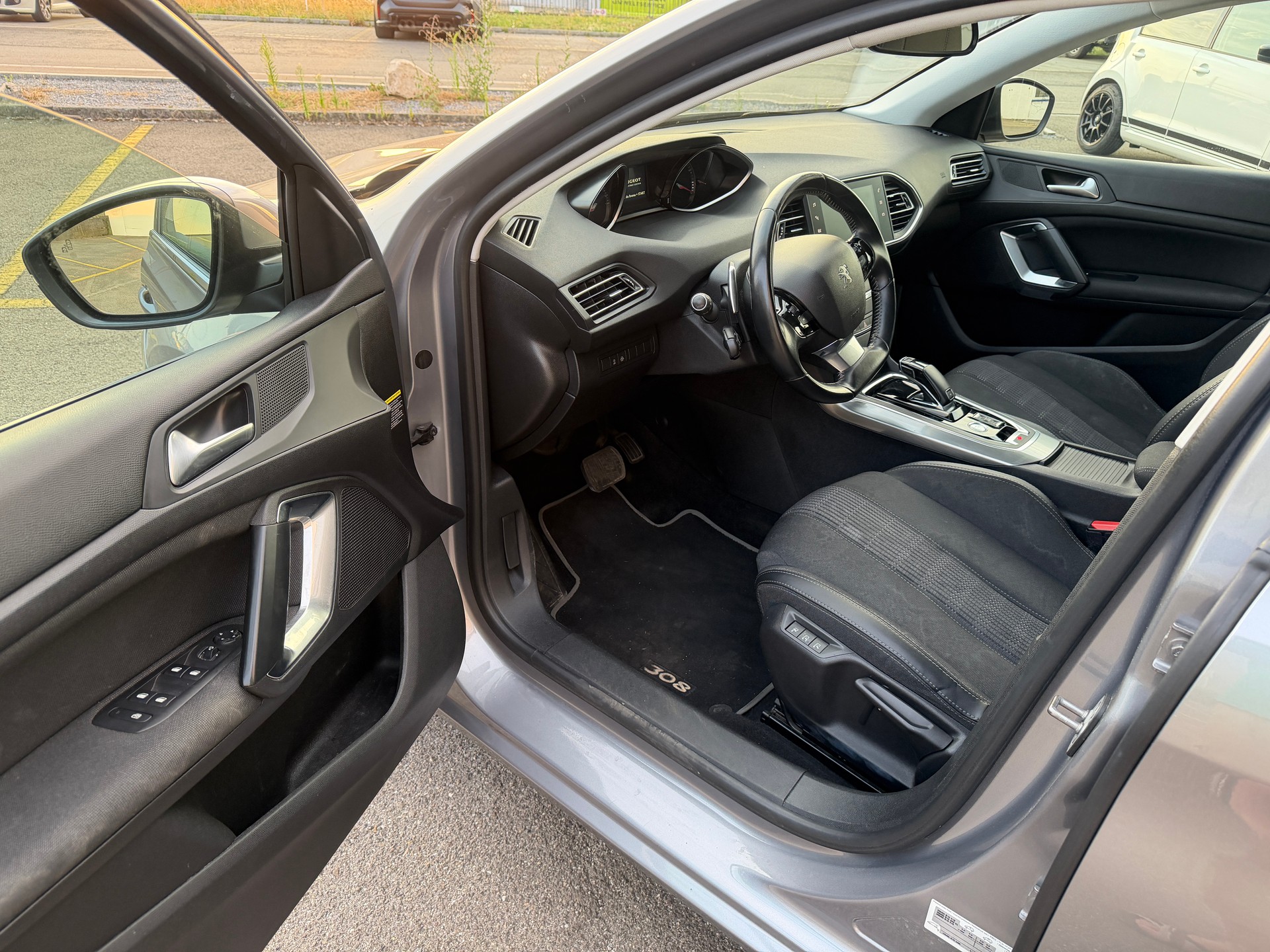 PEUGEOT 308 SW 1.2 Pure Tech Style EAT8-image-9