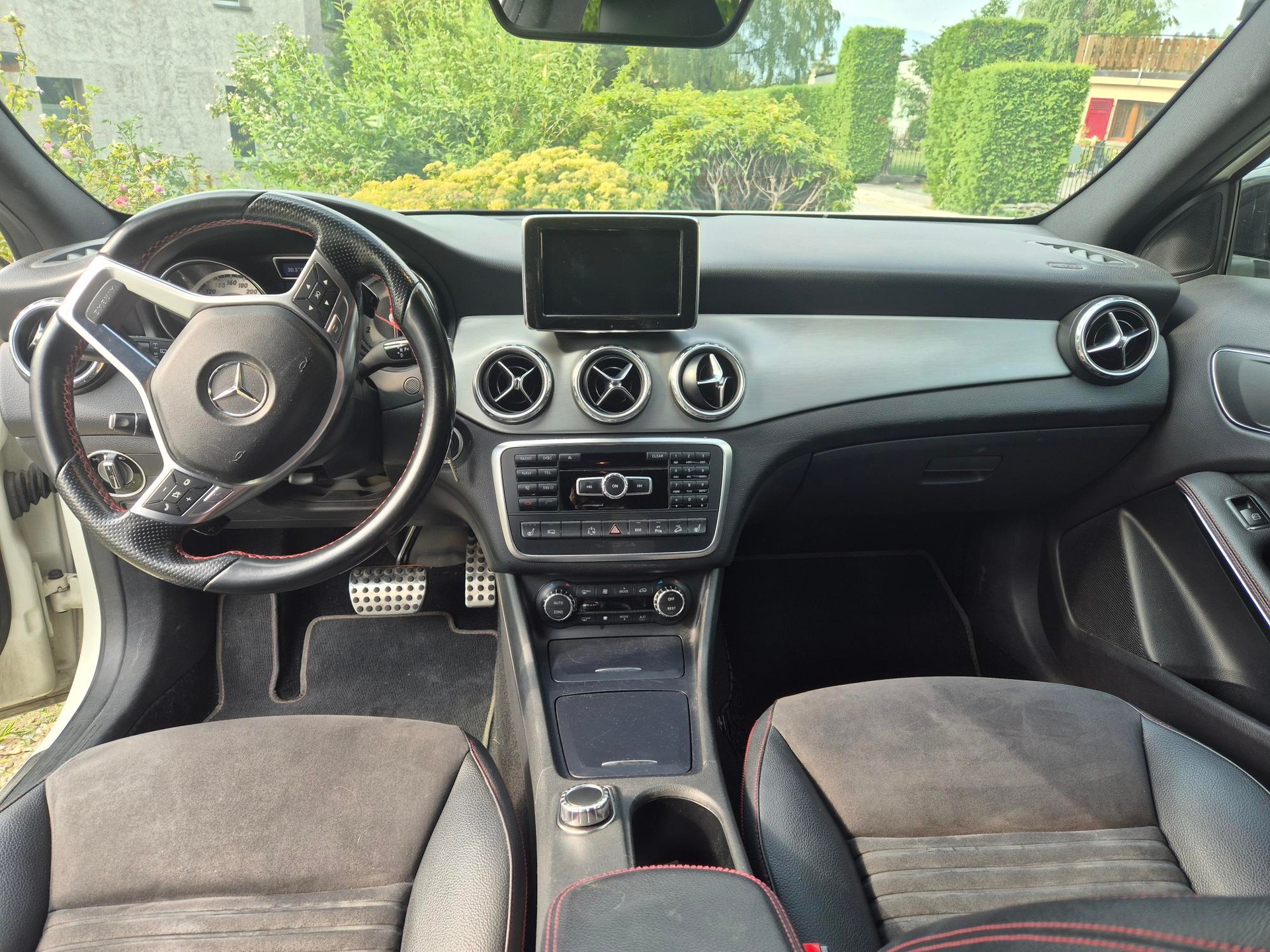 MERCEDES-BENZ GLA 250 AMG Line 4m-image-3