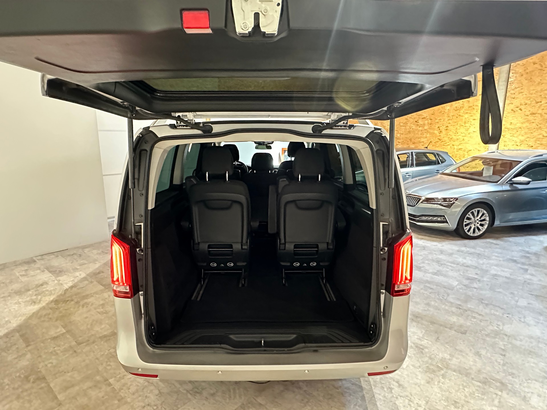 MERCEDES-BENZ V 250 d extralang 4Matic 7G-Tronic-image-5