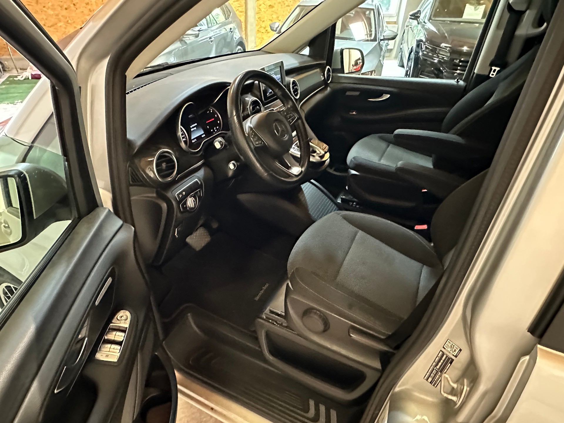 MERCEDES-BENZ V 250 d extralang 4Matic 7G-Tronic-image-8