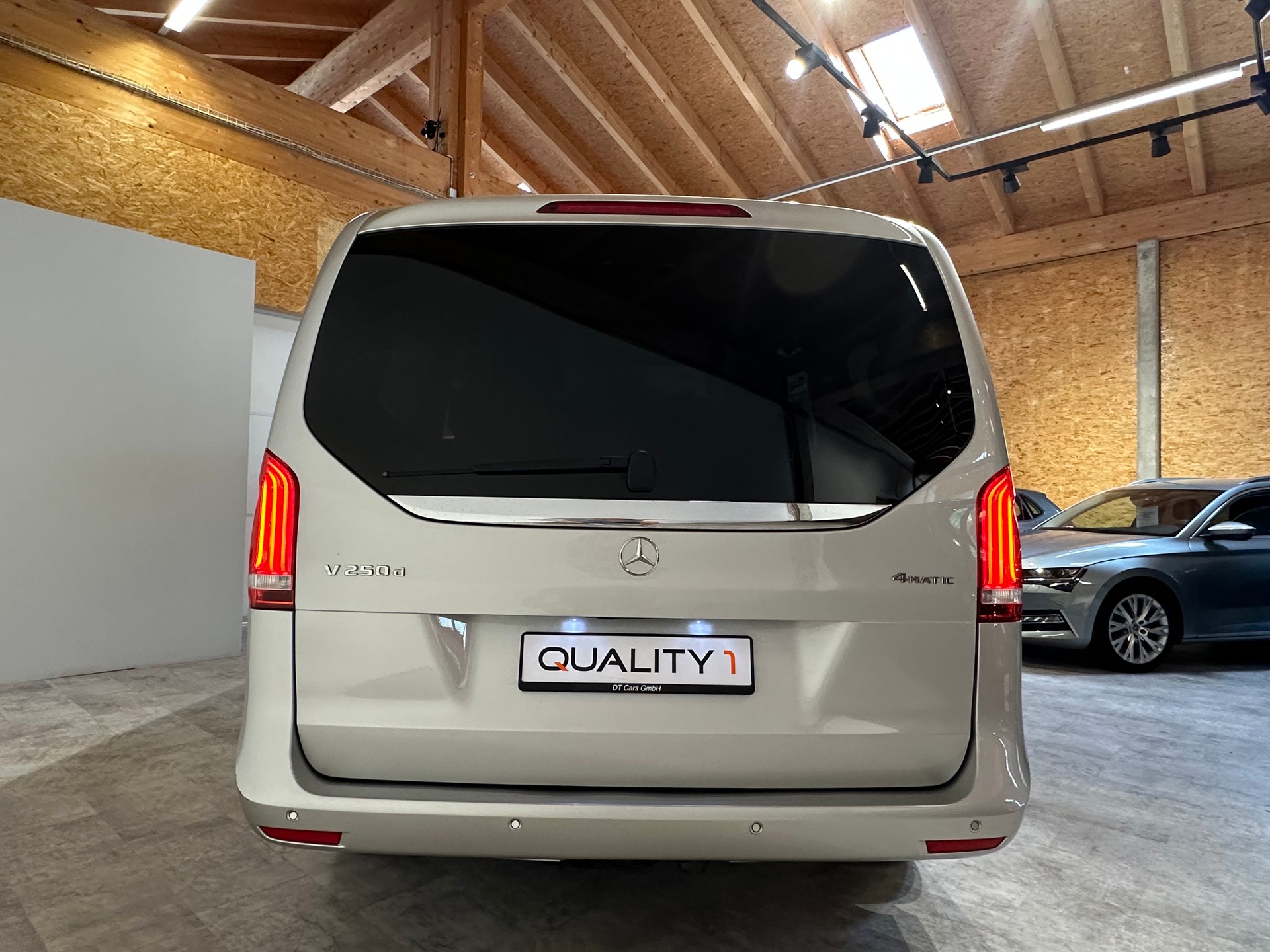 MERCEDES-BENZ V 250 d extralang 4Matic 7G-Tronic-image-4