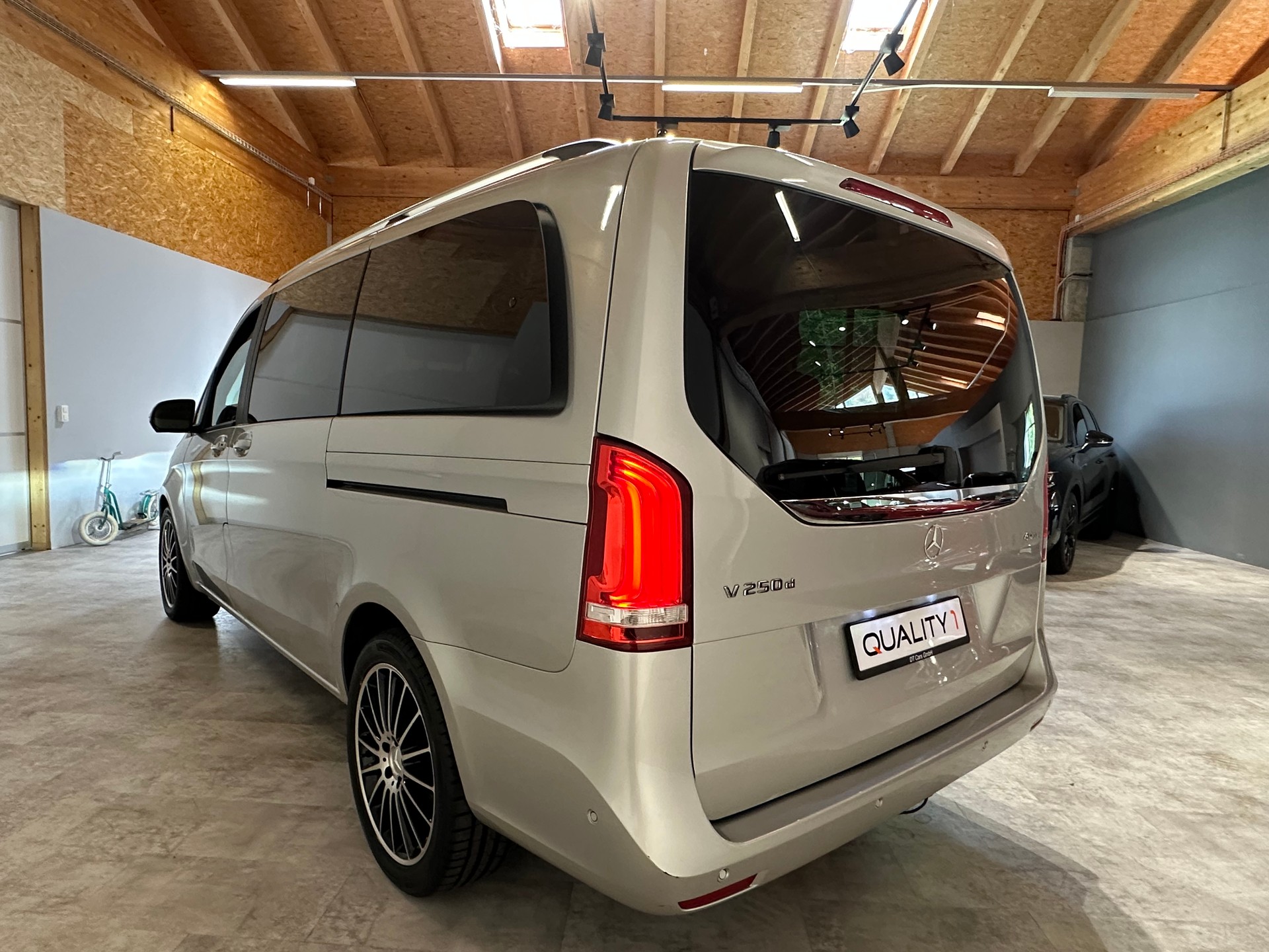 MERCEDES-BENZ V 250 d extralang 4Matic 7G-Tronic-image-3
