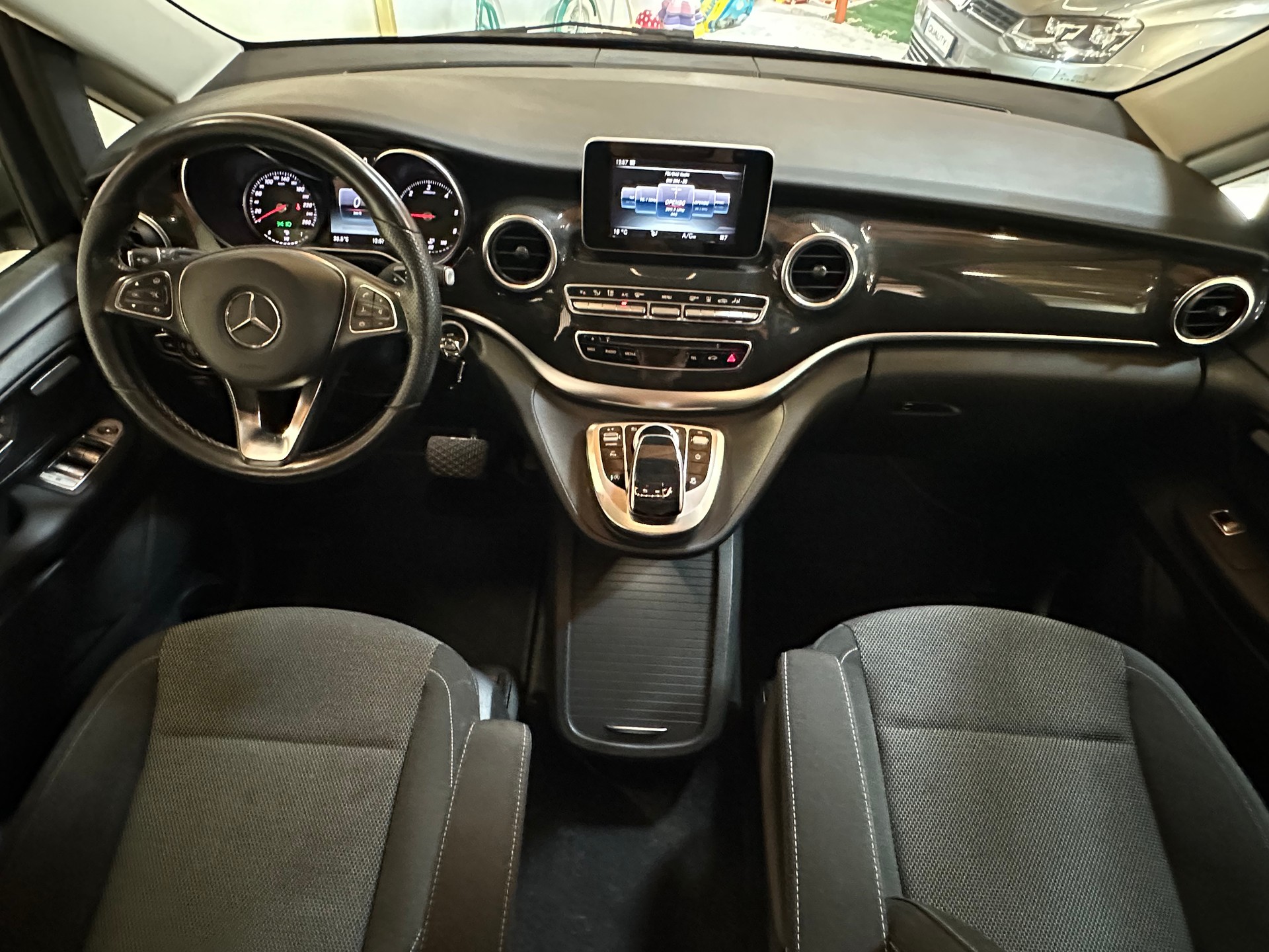 MERCEDES-BENZ V 250 d extralang 4Matic 7G-Tronic-image-14