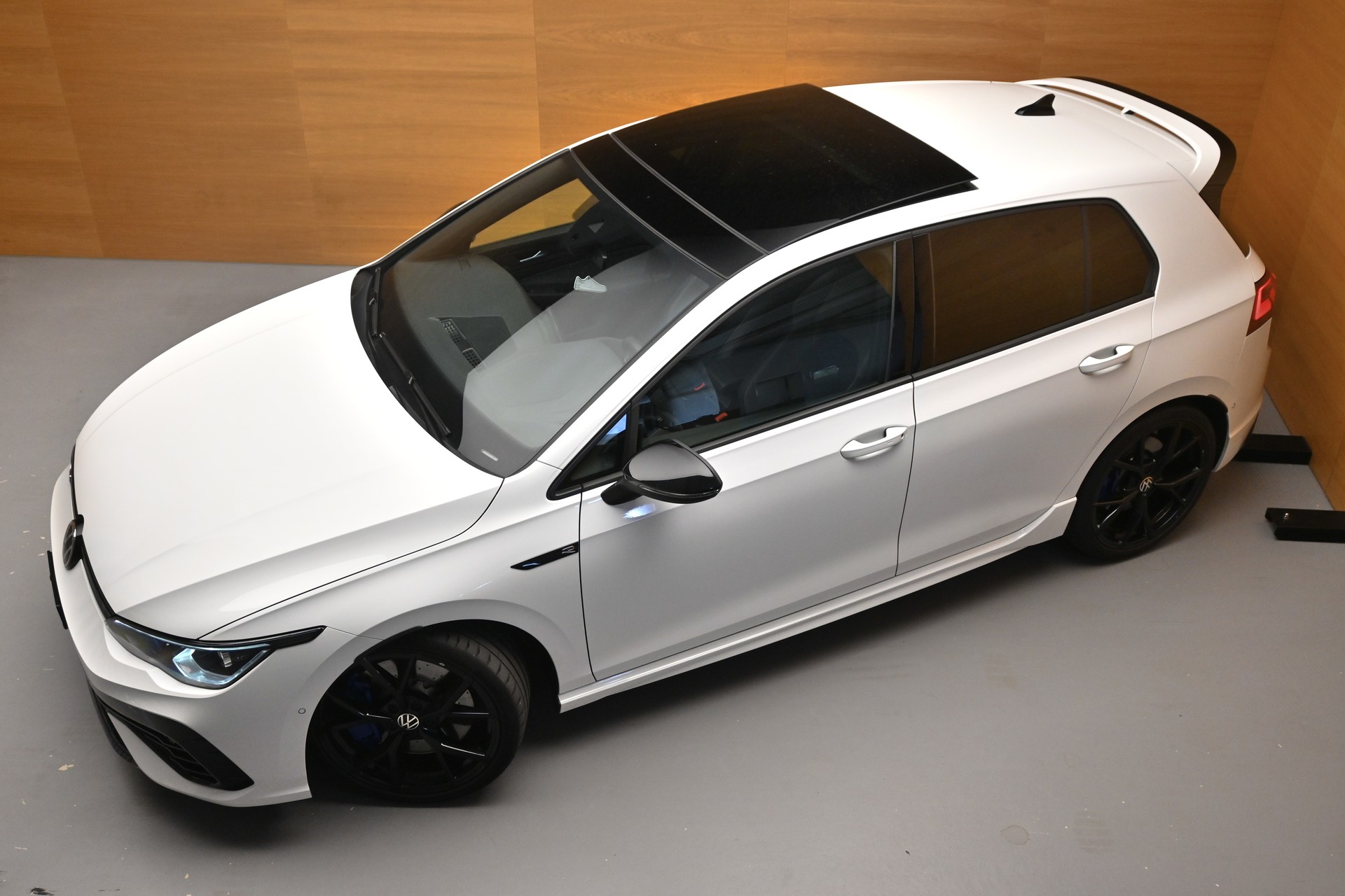 VW Golf VIII 2.0 TSI R DSG 4motion-image-1