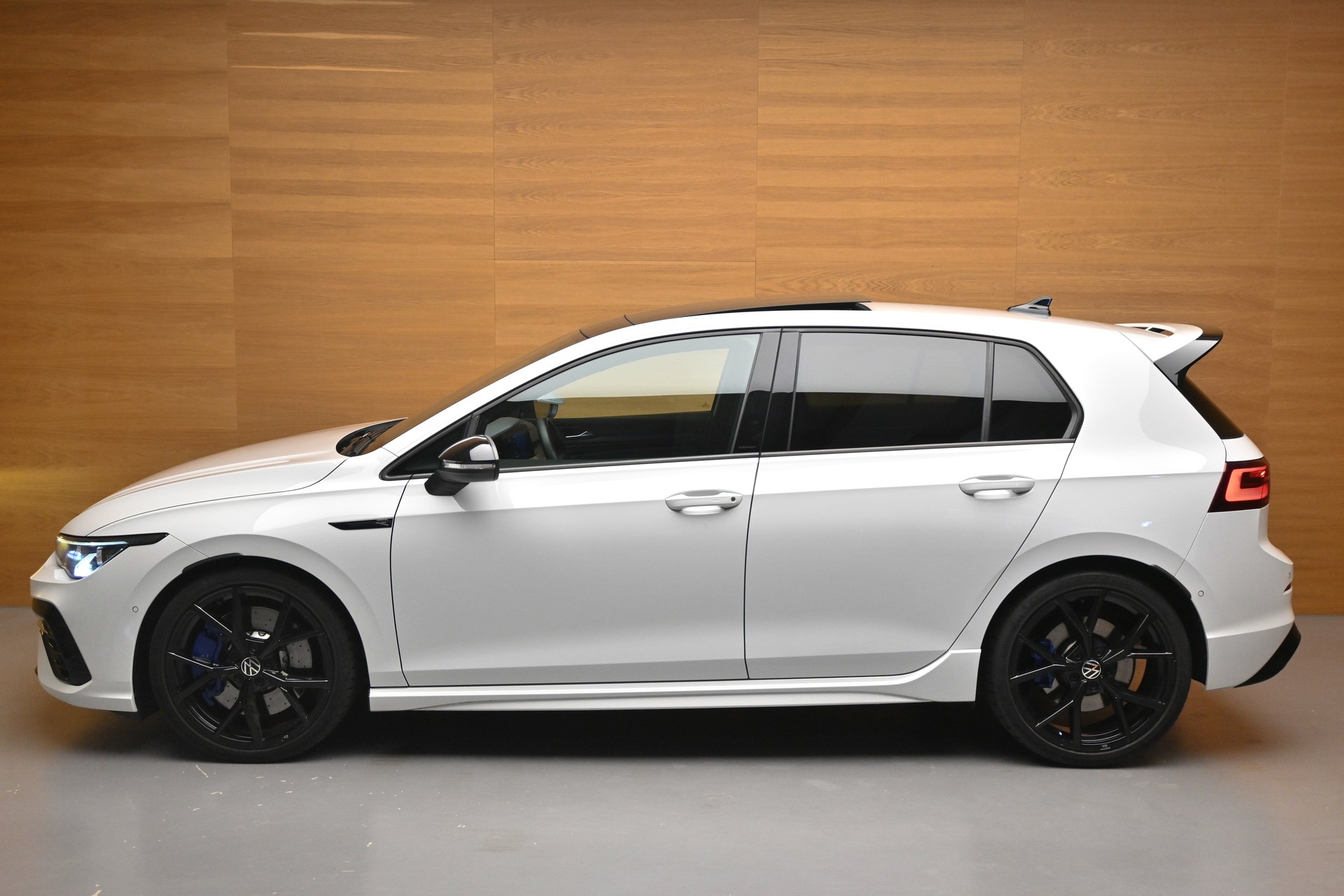 VW Golf VIII 2.0 TSI R DSG 4motion-image-3