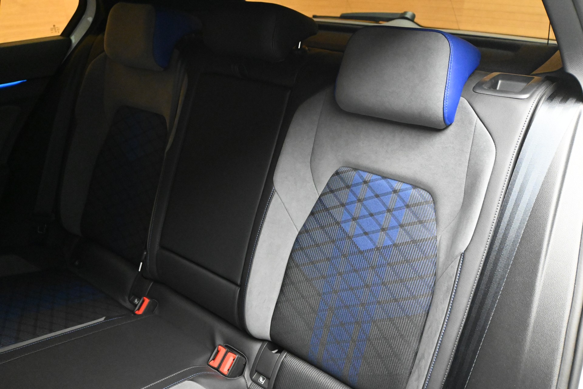 VW Golf VIII 2.0 TSI R DSG 4motion-image-6