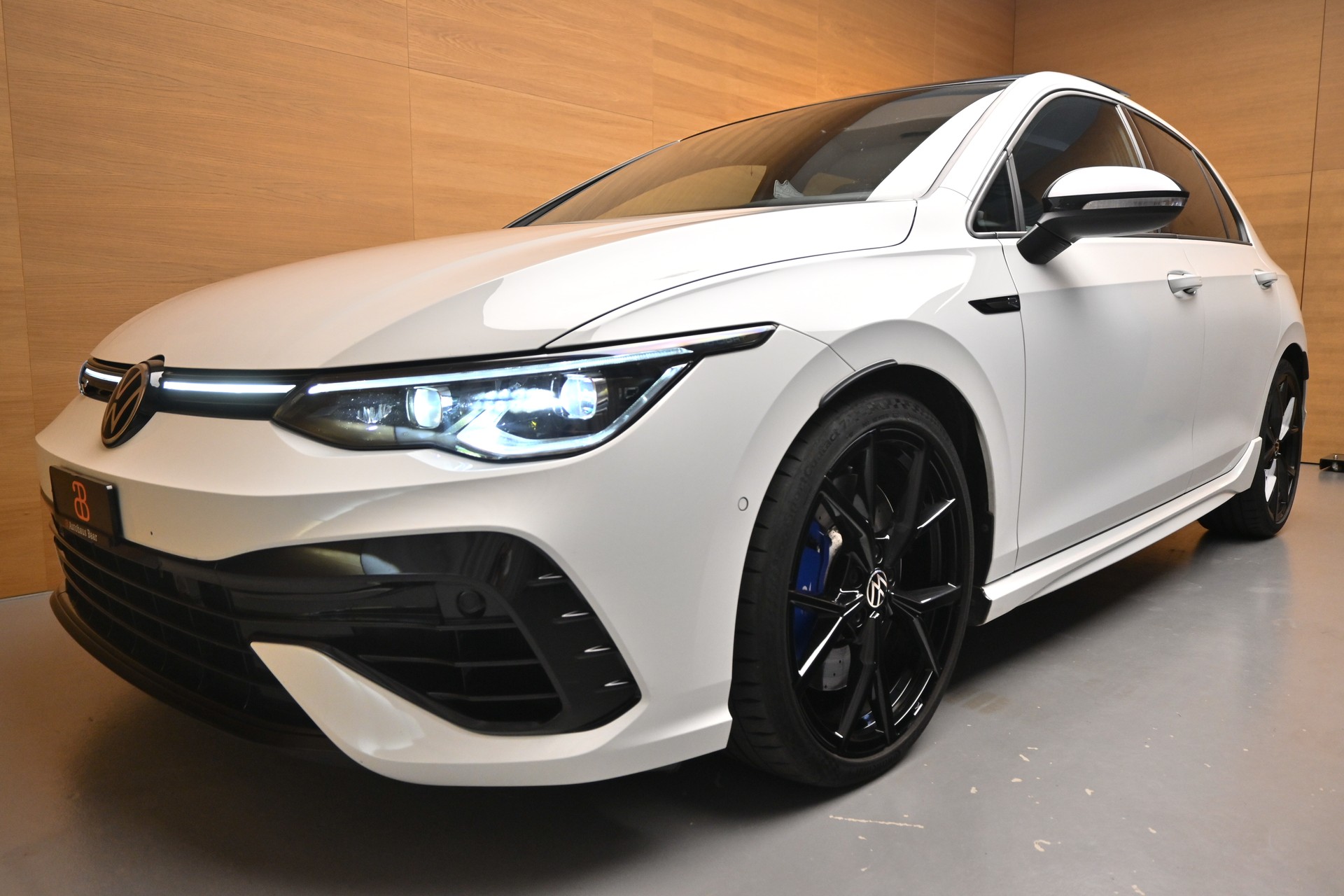 VW Golf VIII 2.0 TSI R DSG 4motion-image-2