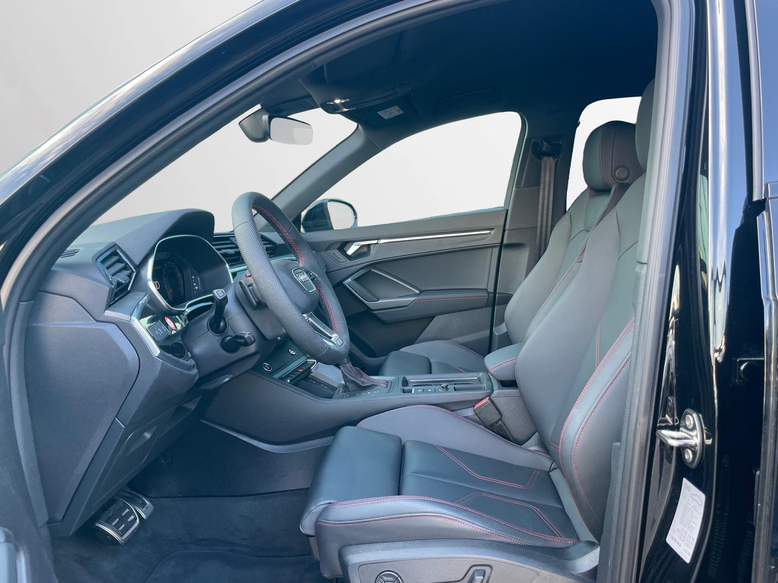 AUDI Q3 45 TFSI quattro S-tronic-image-4
