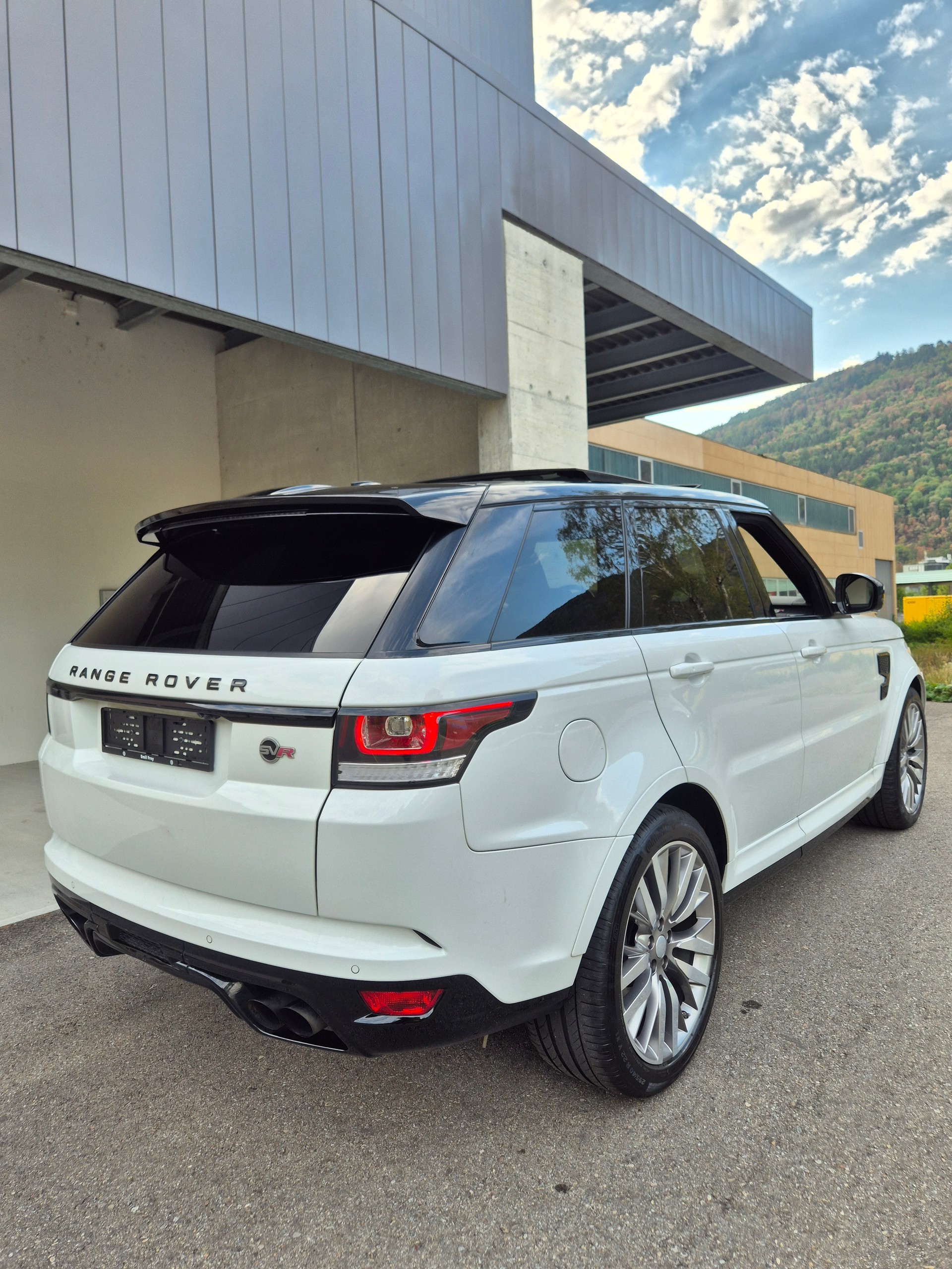 LAND ROVER Range Rover Sport 5.0 V8 SVR-image-2