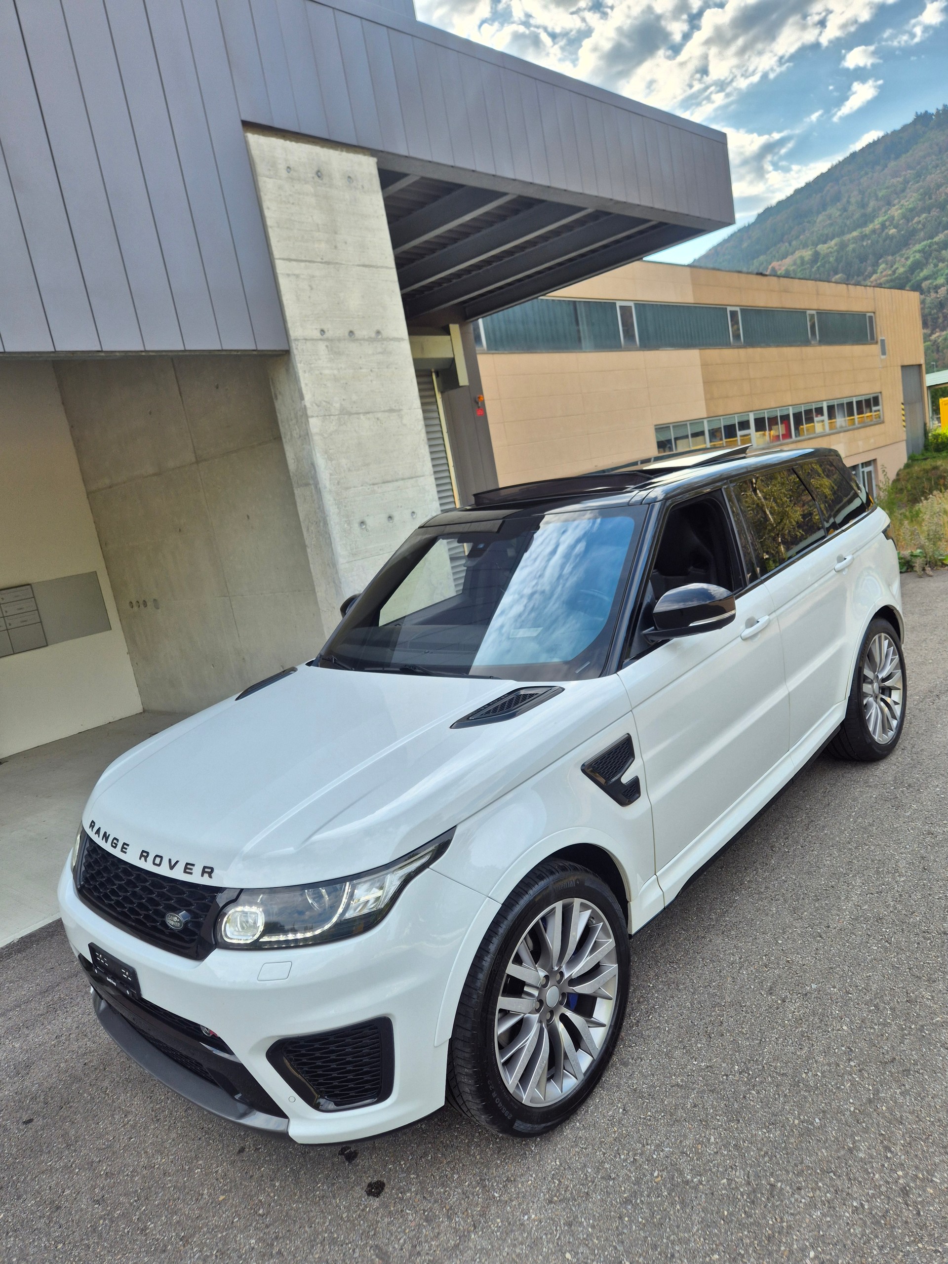 LAND ROVER Range Rover Sport 5.0 V8 SVR-image-1