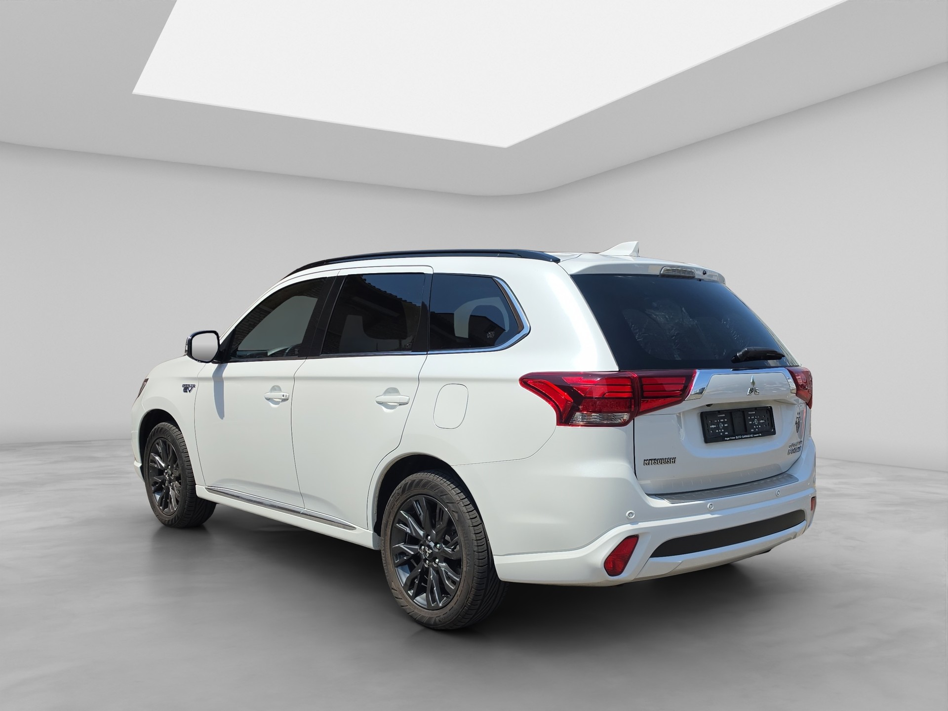 MITSUBISHI Outlander 2.0 PHEV Style Anniversary 4WD Automatic-image-3