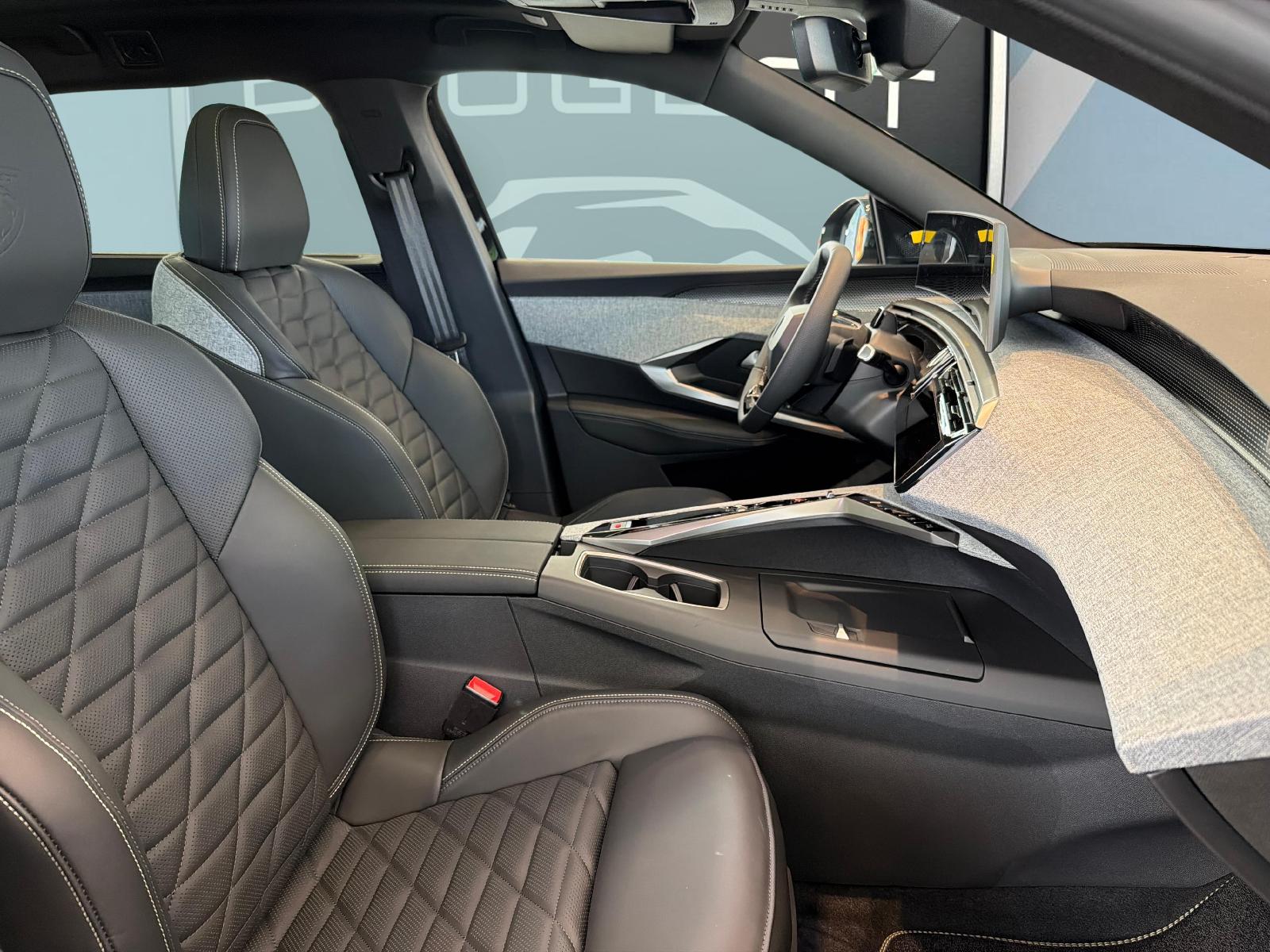 PEUGEOT 5008 1.6 PHEV 225 GT Exclusive-image-9