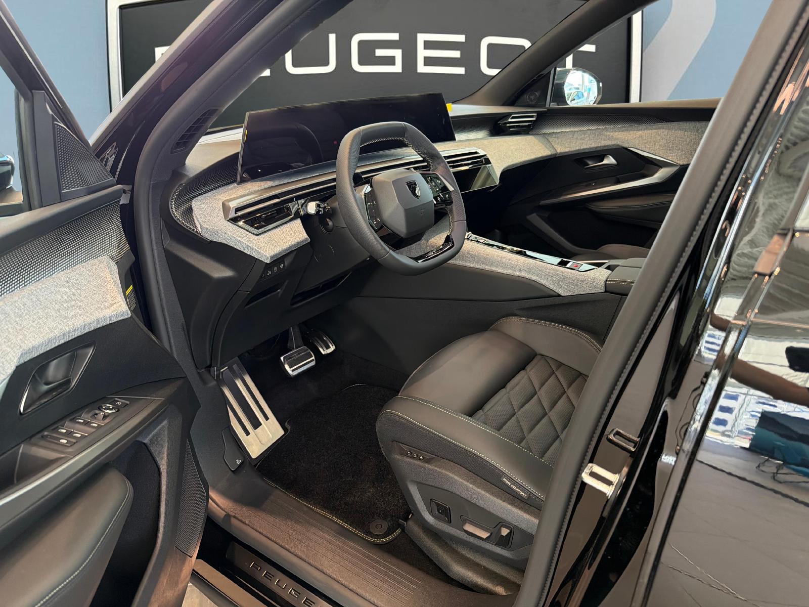 PEUGEOT 5008 1.6 PHEV 225 GT Exclusive-image-12