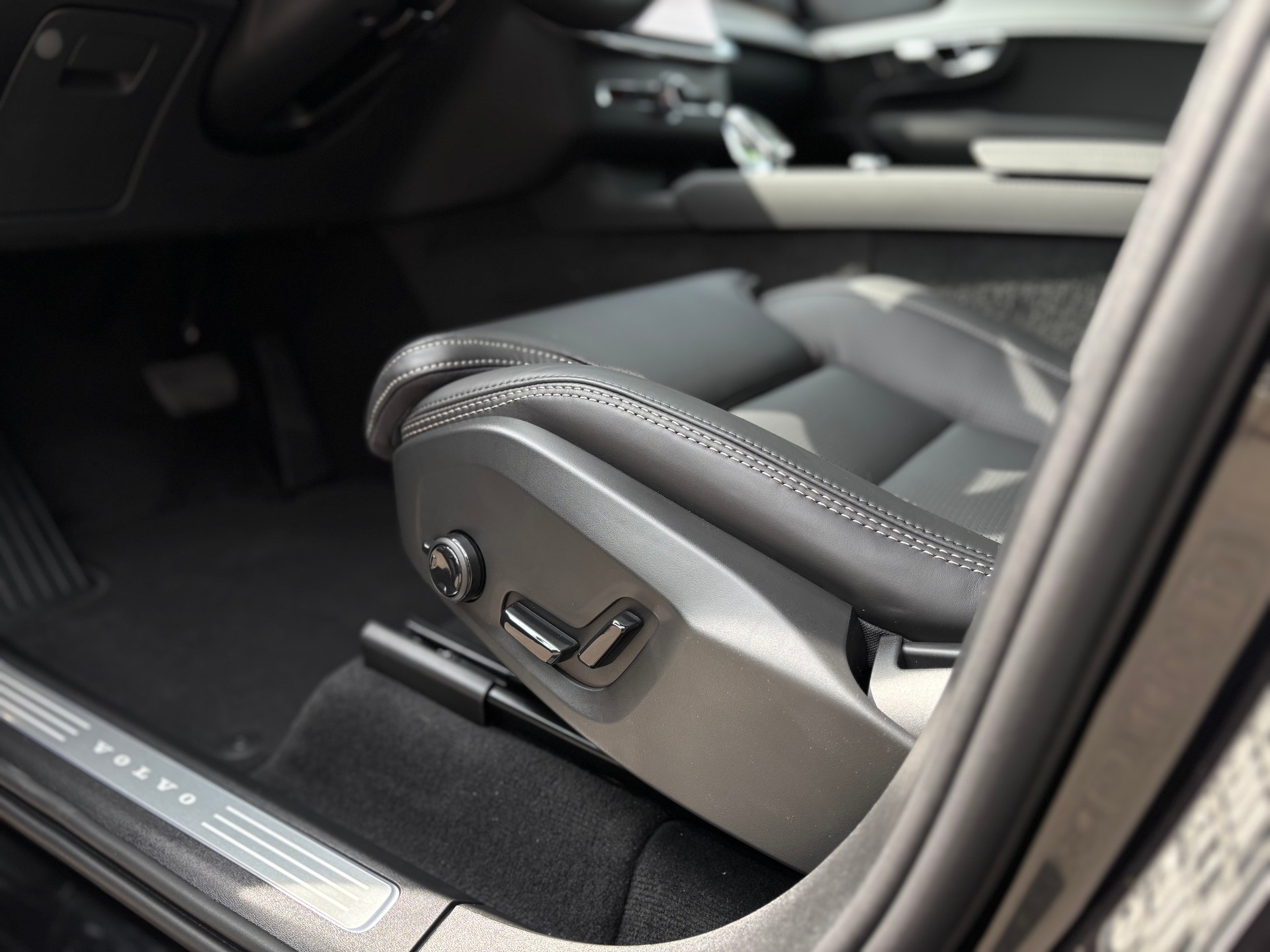 VOLVO XC90 2.0 T8 TE Black Edition eAWD-image-17
