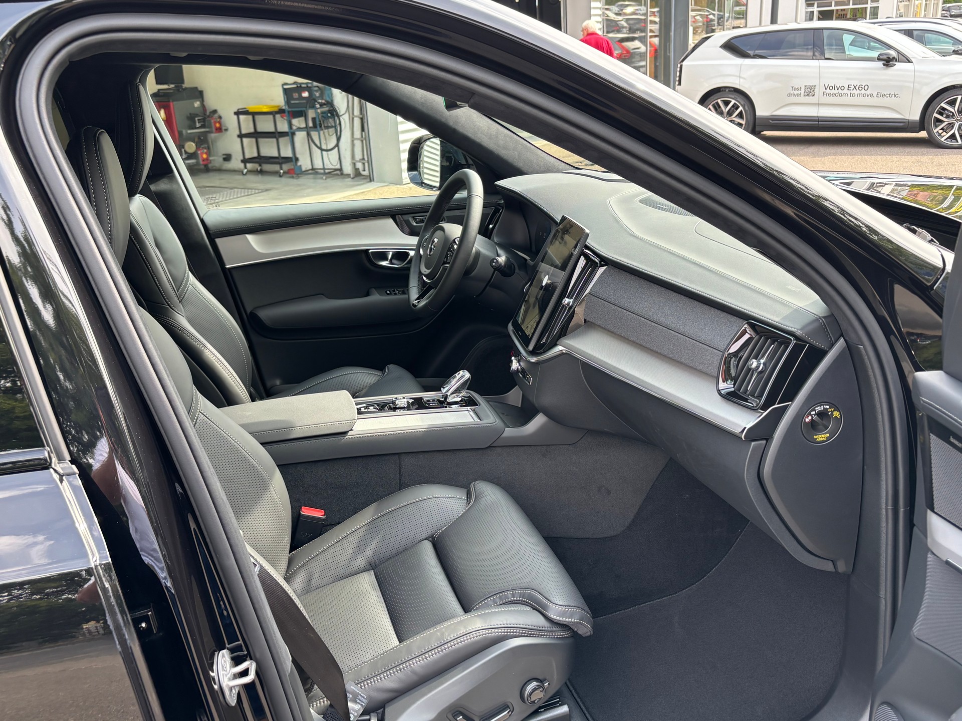 VOLVO XC90 2.0 T8 TE Black Edition eAWD-image-6