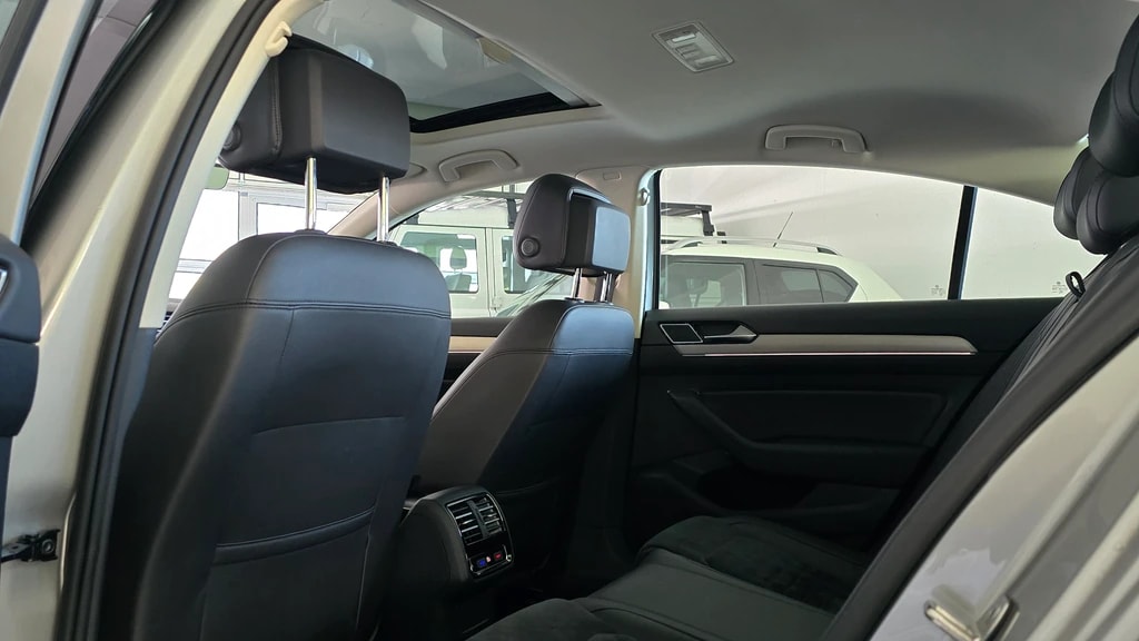 VW Passat 2.0 TDI R-Line Highline 4Motion-image-11