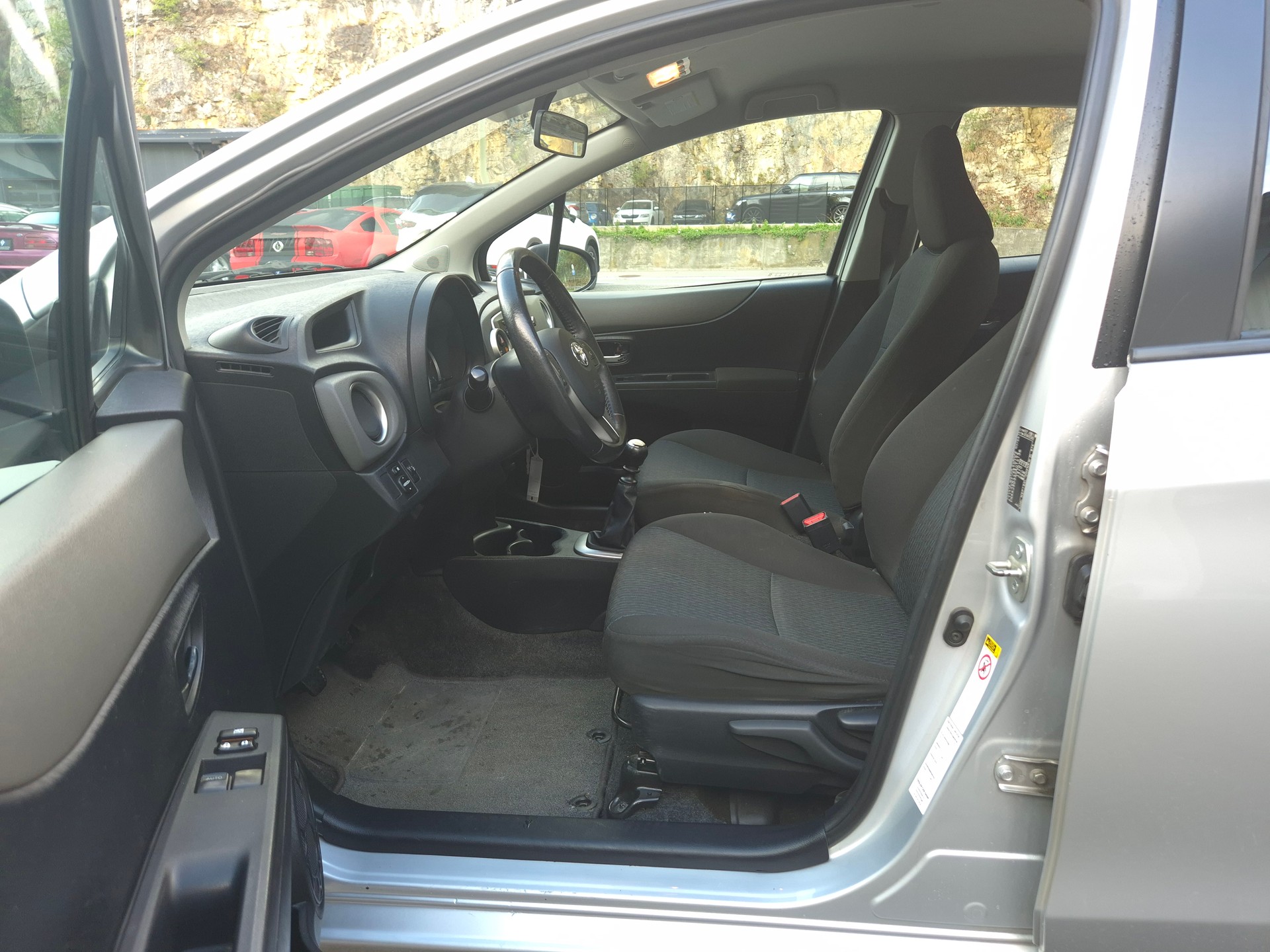 TOYOTA Yaris 1.33 Luna-image-15