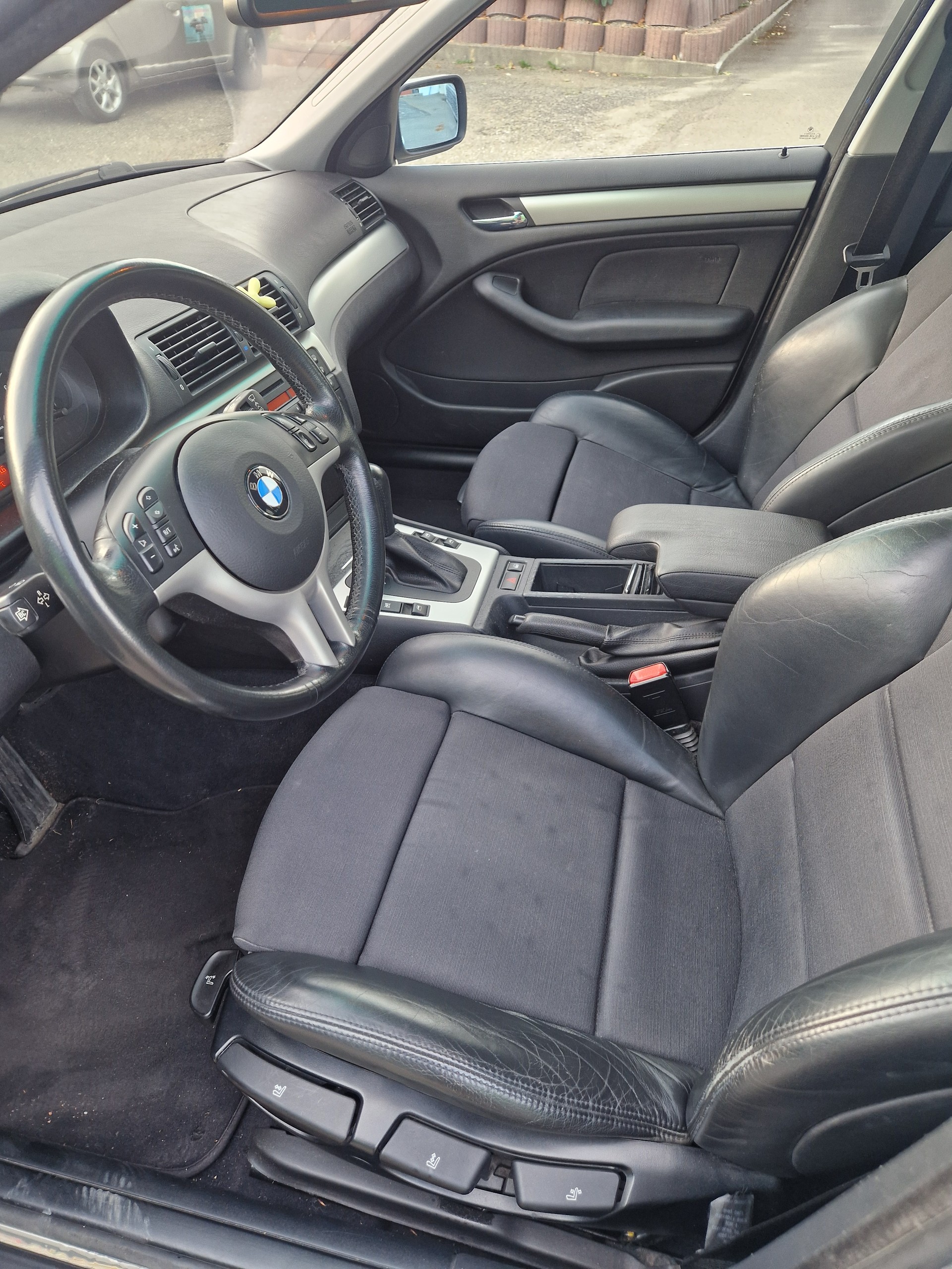 BMW 325xi Touring-image-10