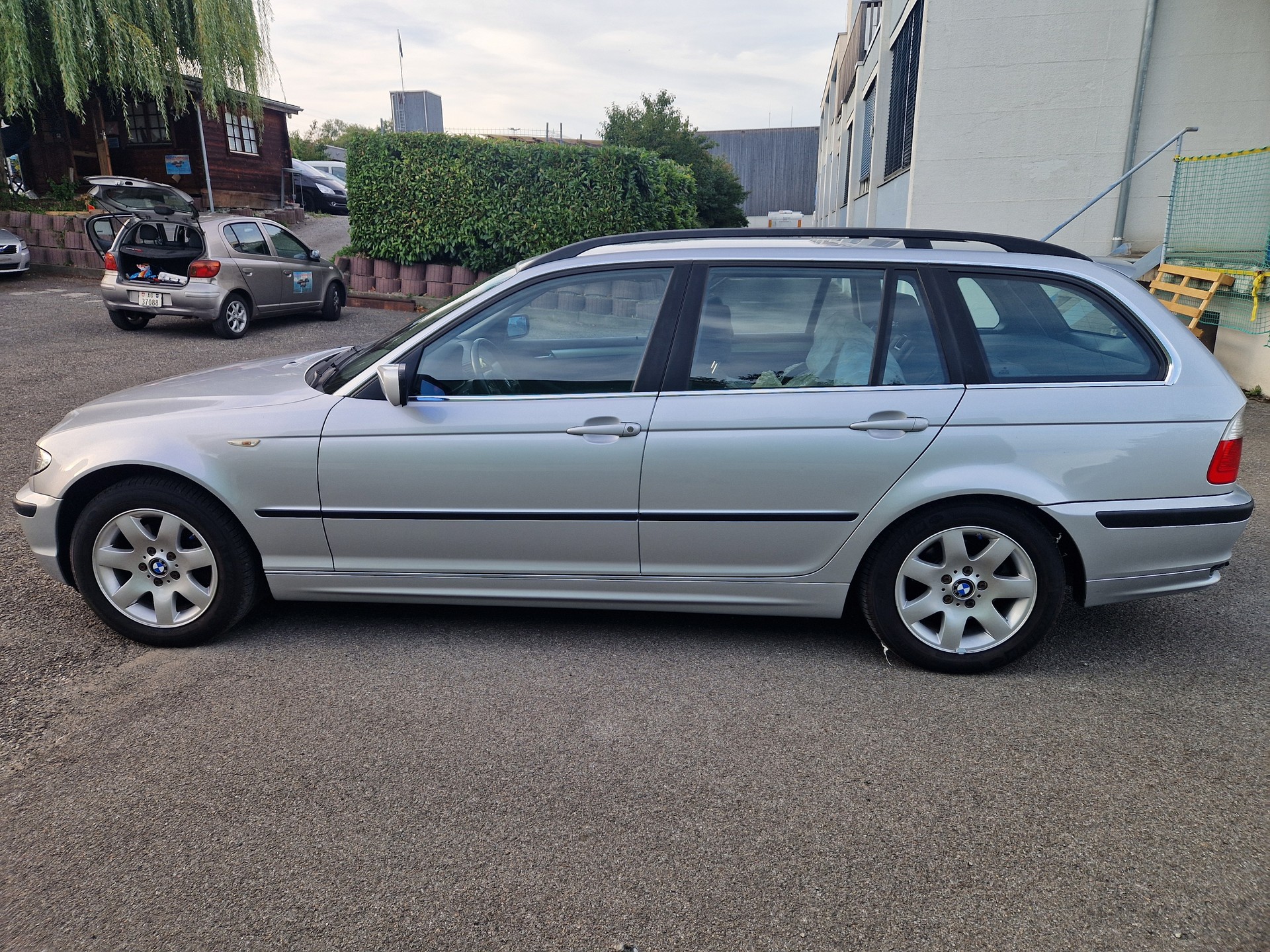 BMW 325xi Touring-image-3