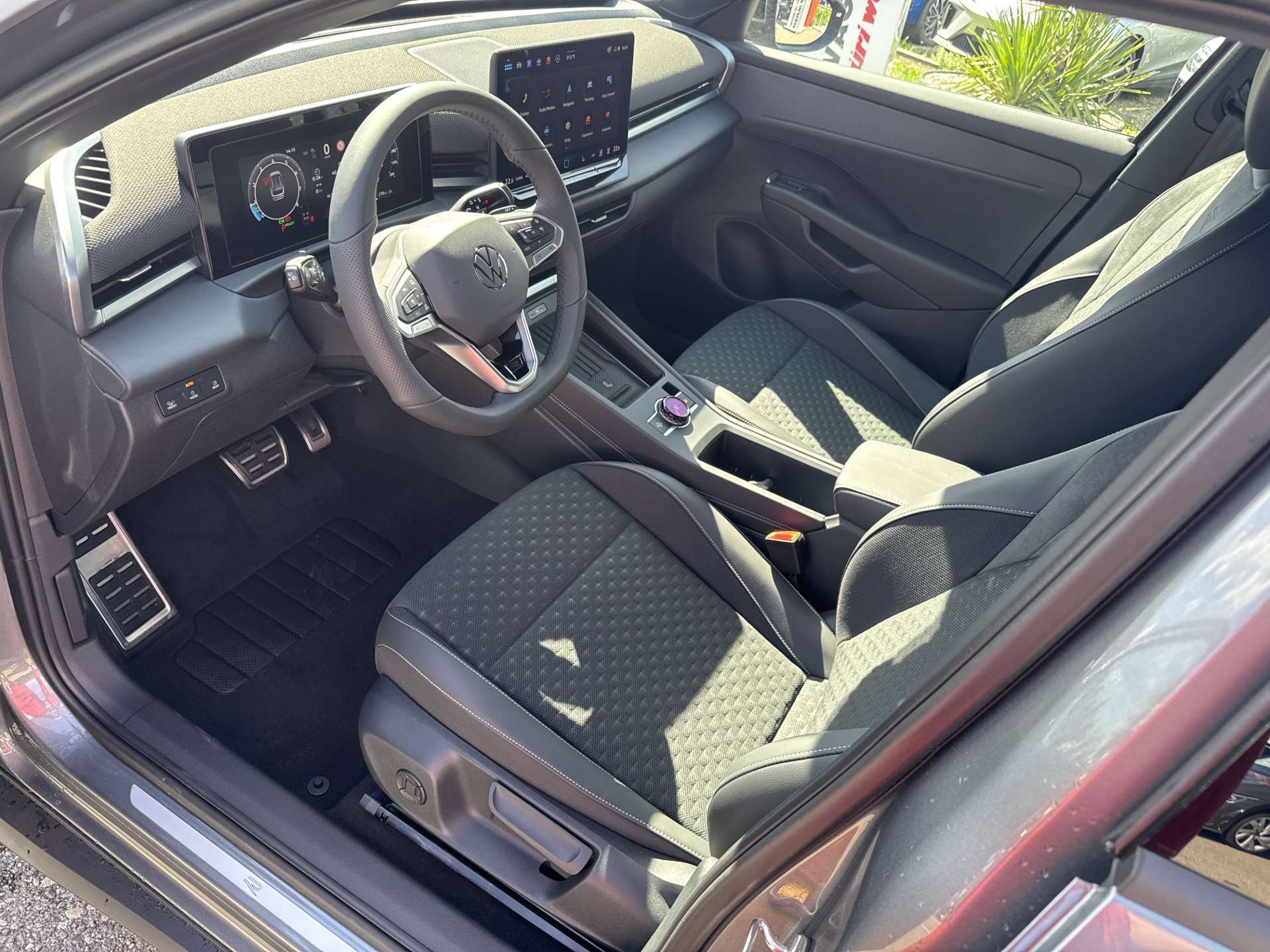 VW T-Roc 1.5 eTSi mHEV R-Line DSG-Automat-image-4