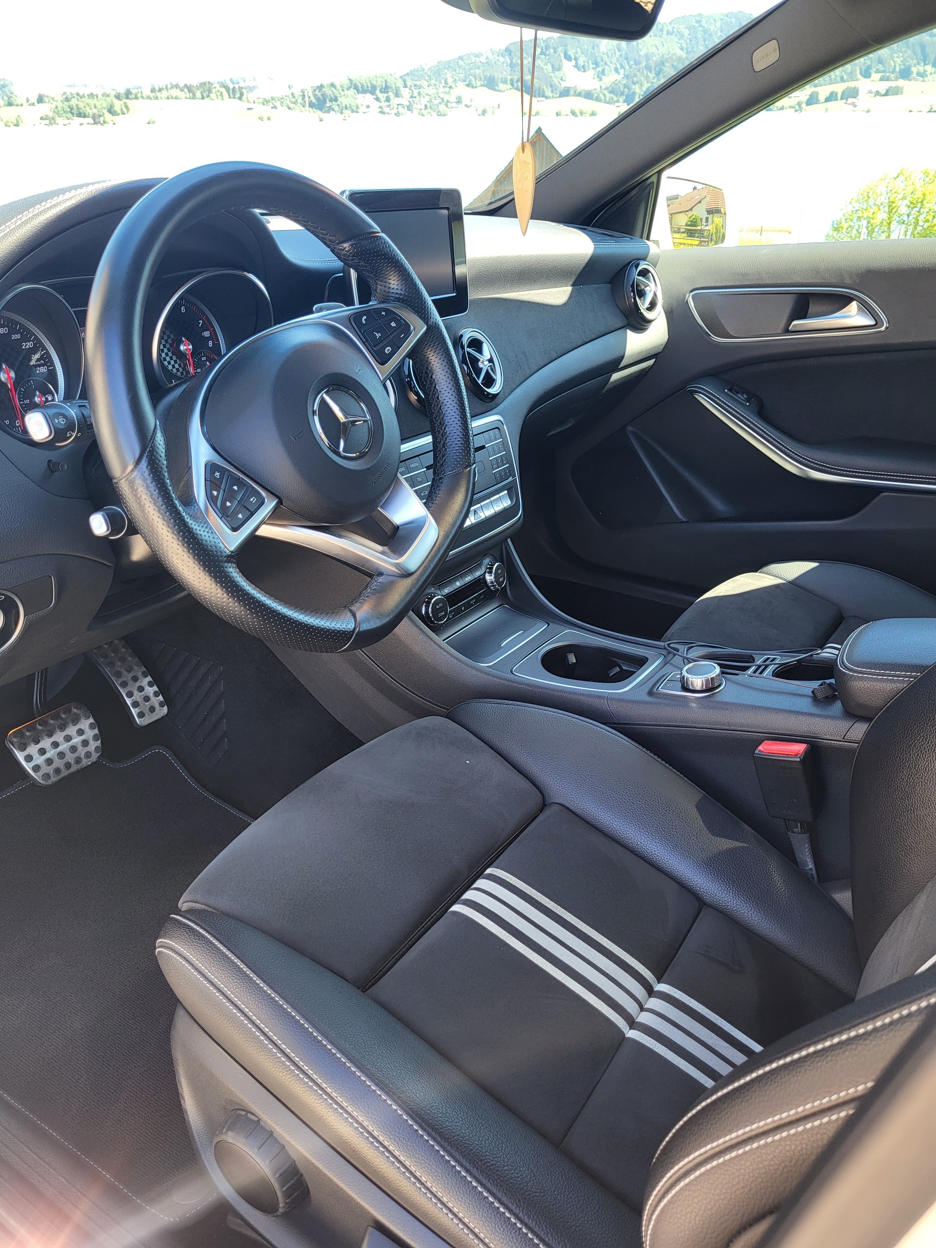 MERCEDES-BENZ A 220 AMG Line 4m-image-4