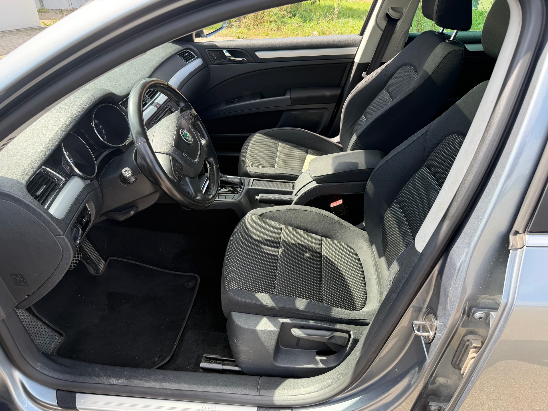 SKODA Superb Combi 2.0 TDi AllDrive4x4 DSG-image-14