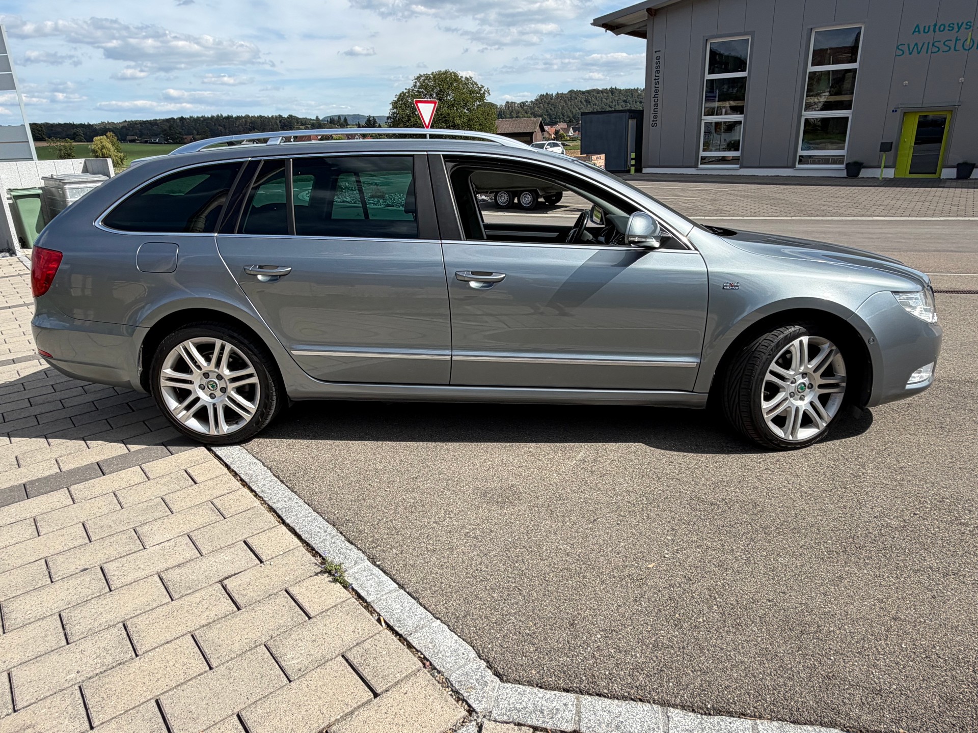 SKODA Superb Combi 2.0 TDi AllDrive4x4 DSG-image-3