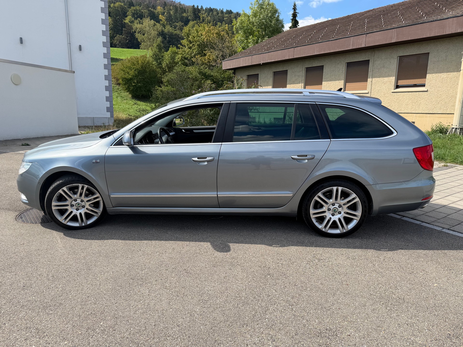 SKODA Superb Combi 2.0 TDi AllDrive4x4 DSG-image-2