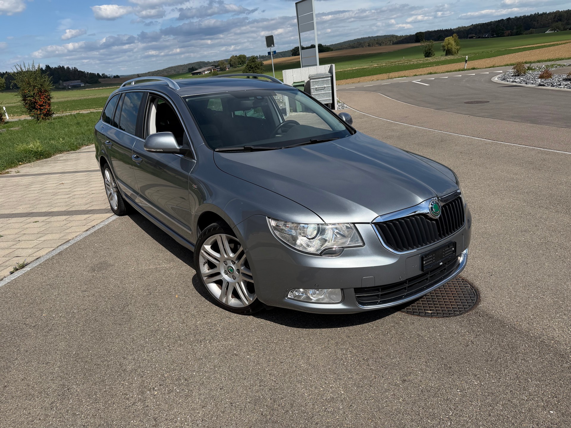 SKODA Superb Combi 2.0 TDi AllDrive4x4 DSG-image-1