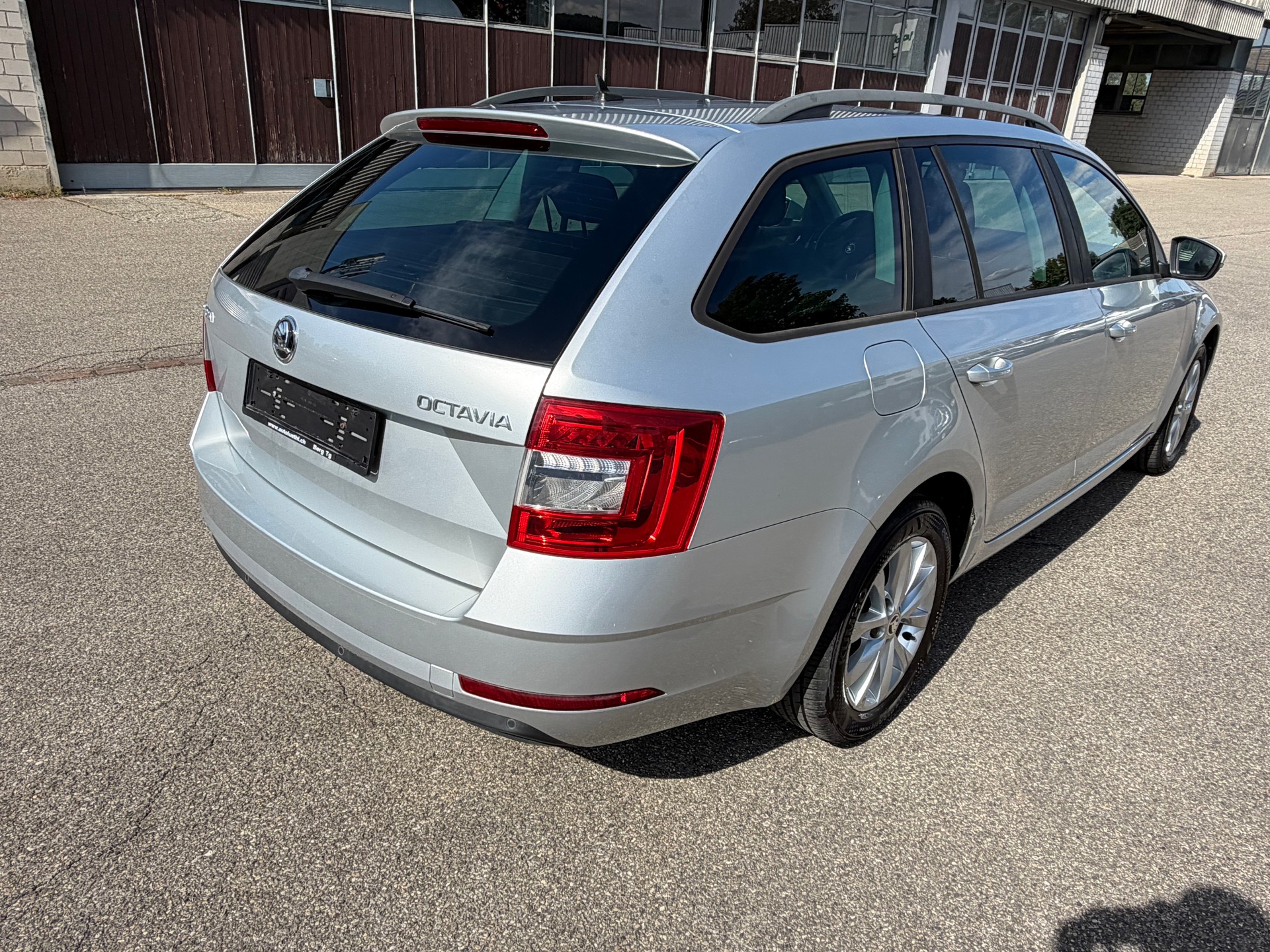 SKODA OCTAVIA-image-2