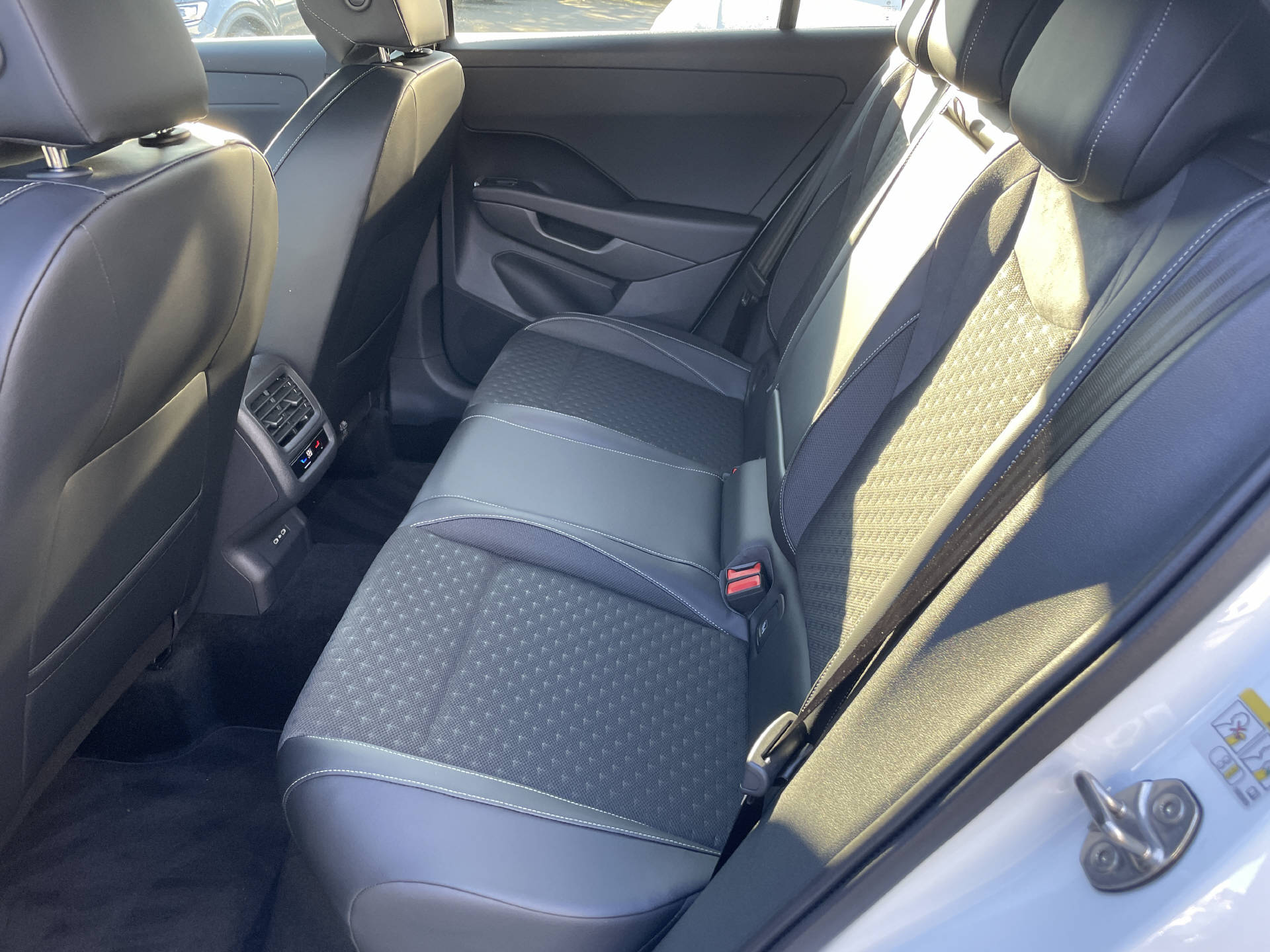 VW T-Roc 1.5 eTSI R-Line DSG-image-7