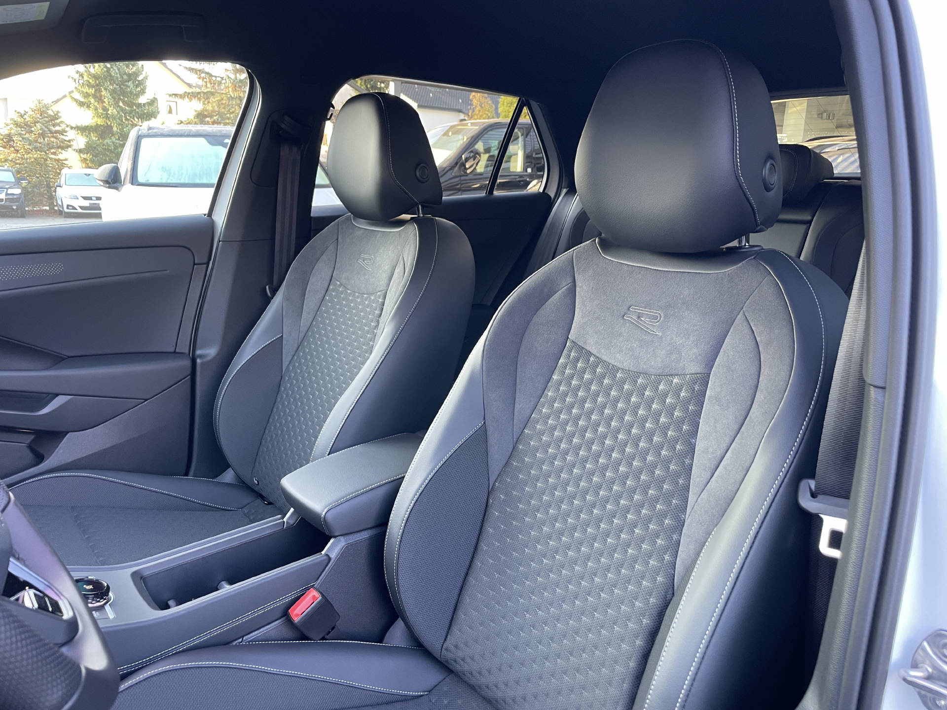 VW T-Roc 1.5 eTSI R-Line DSG-image-6