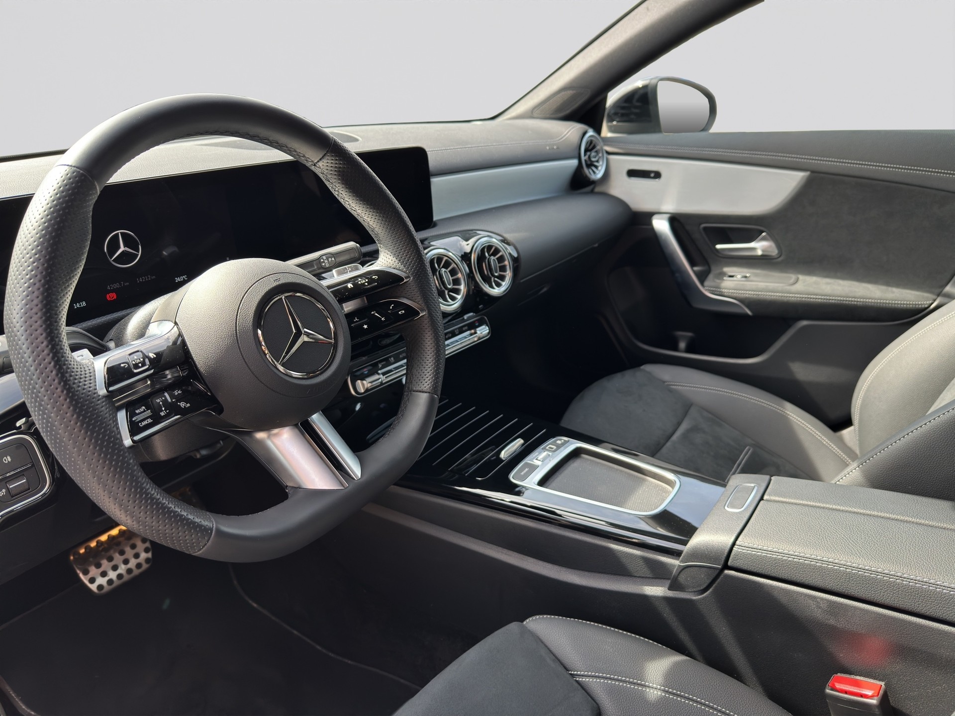 MERCEDES-BENZ CLA 200 d 8G-DCT AMG Edition Night-image-6