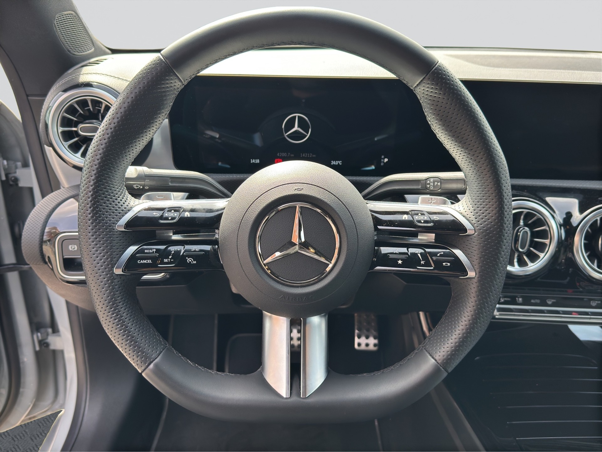 MERCEDES-BENZ CLA 200 d 8G-DCT AMG Edition Night-image-9