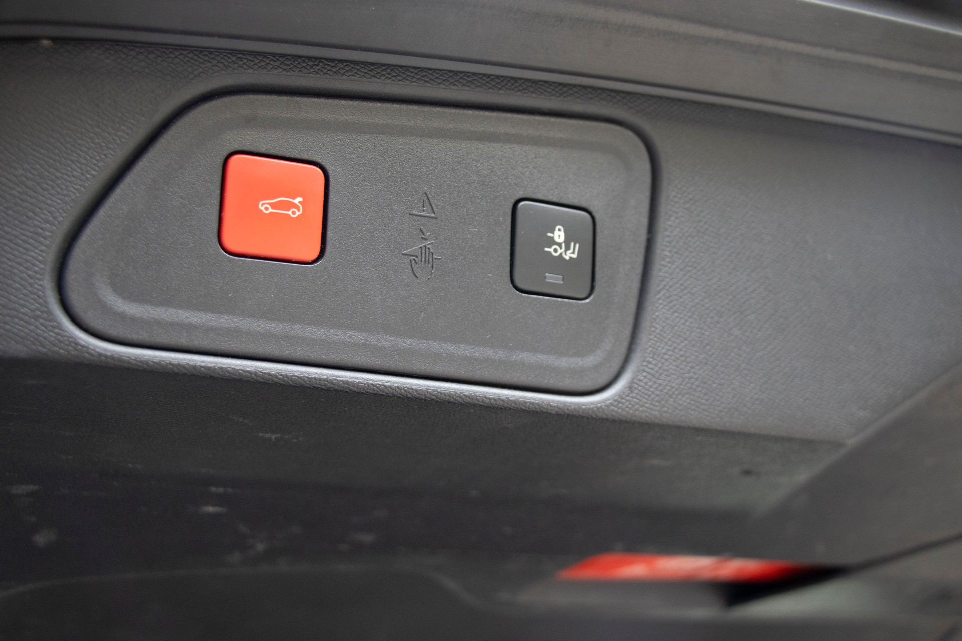 PEUGEOT 3008 1.2 PureTech Allure Pack EAT8-image-8