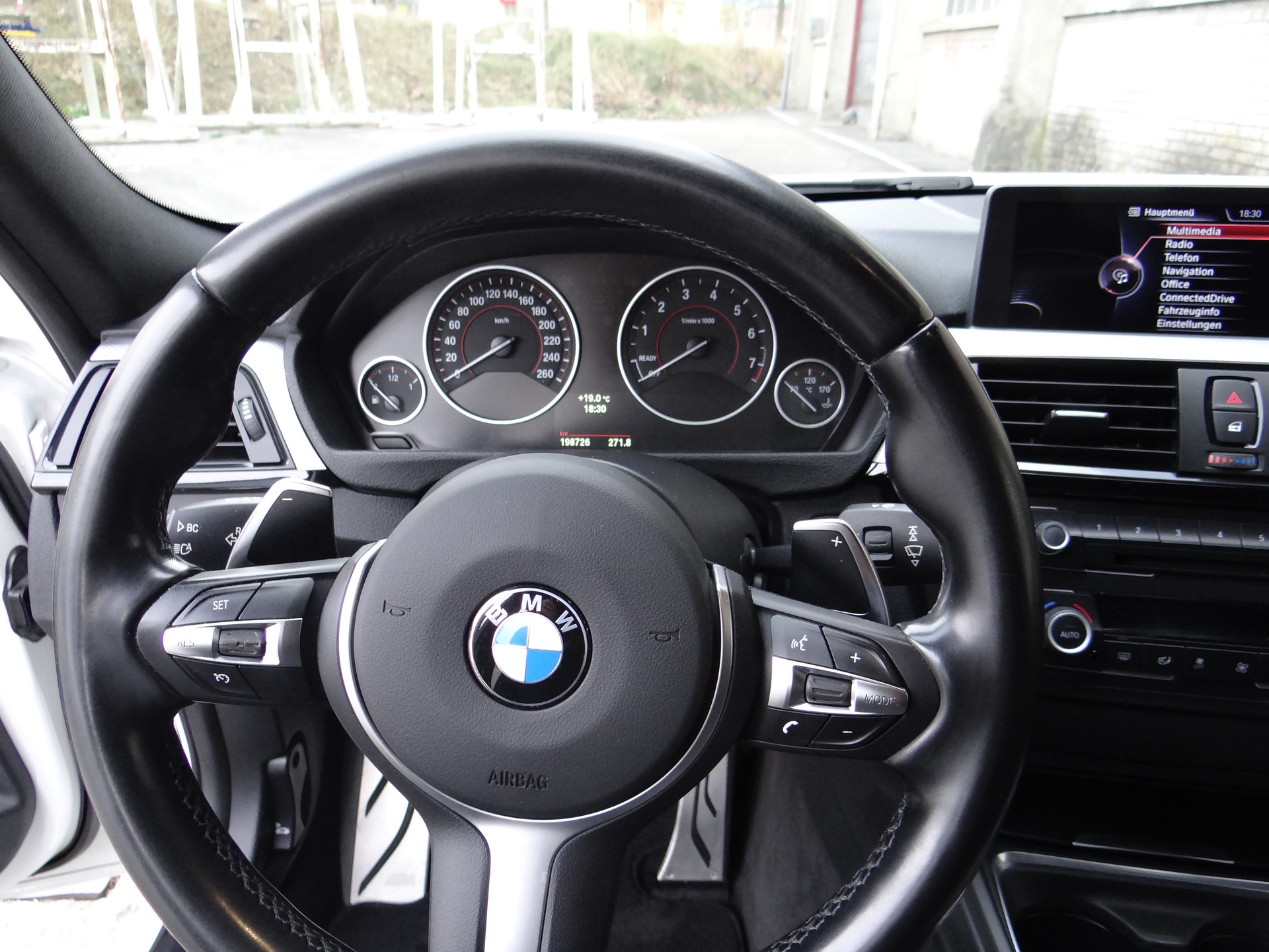 BMW 328i xDrive-image-9
