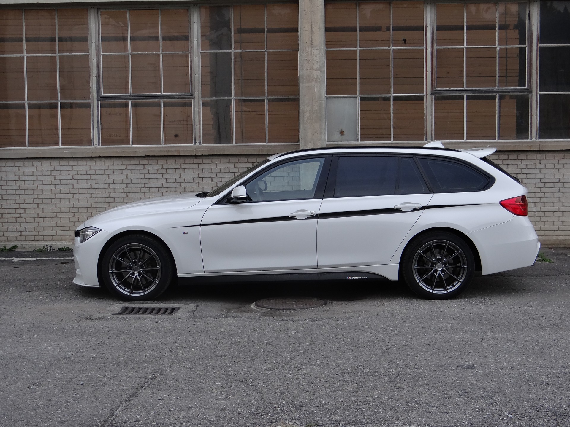 BMW 328i xDrive-image-2