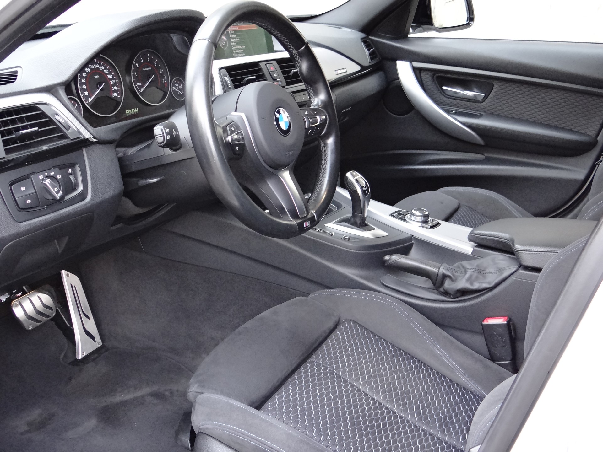 BMW 328i xDrive-image-6