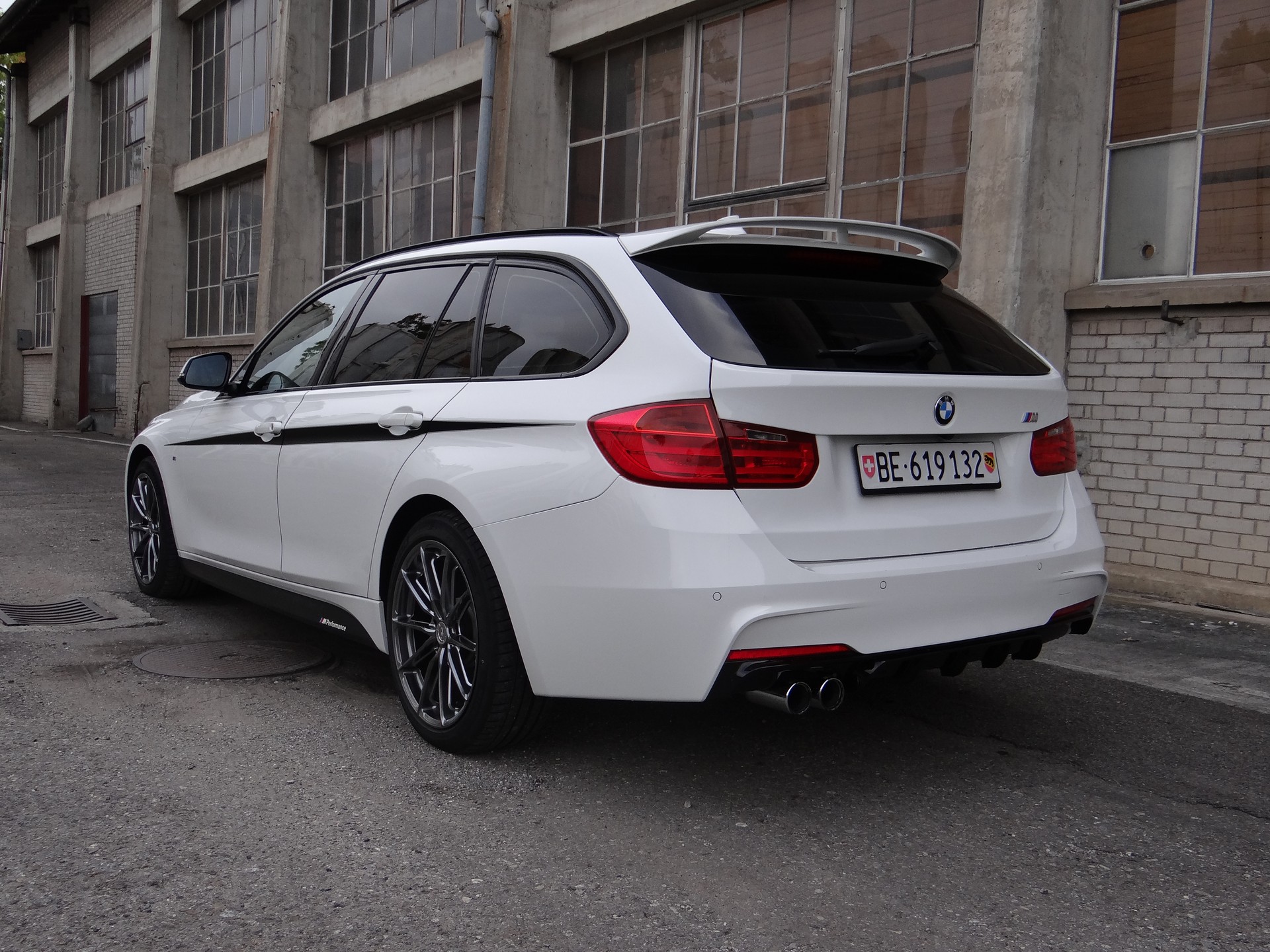 BMW 328i xDrive-image-1