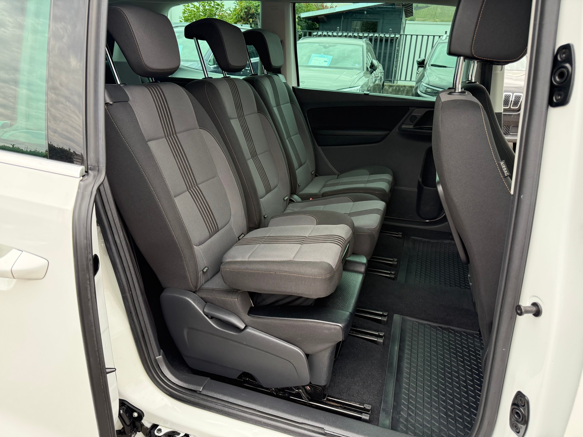 VW Sharan 2.0 TDI BMT Allstar 4Motion DSG-image-9